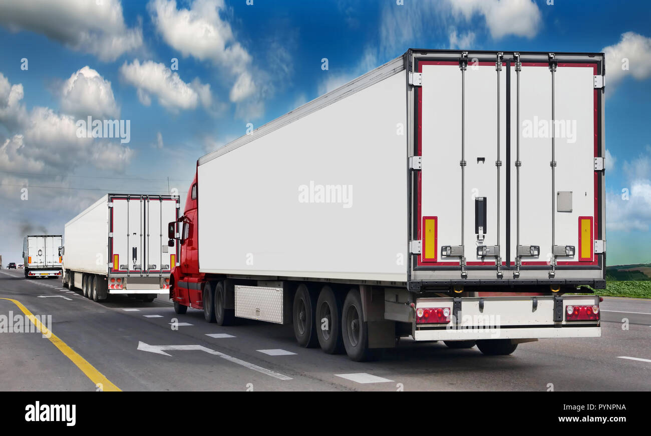 Container auf der großen Autobahn. Lasten transportieren. Starker Verkehr Güterverkehr Anhänger auf der Autobahn. Cargo Transport Stockfoto