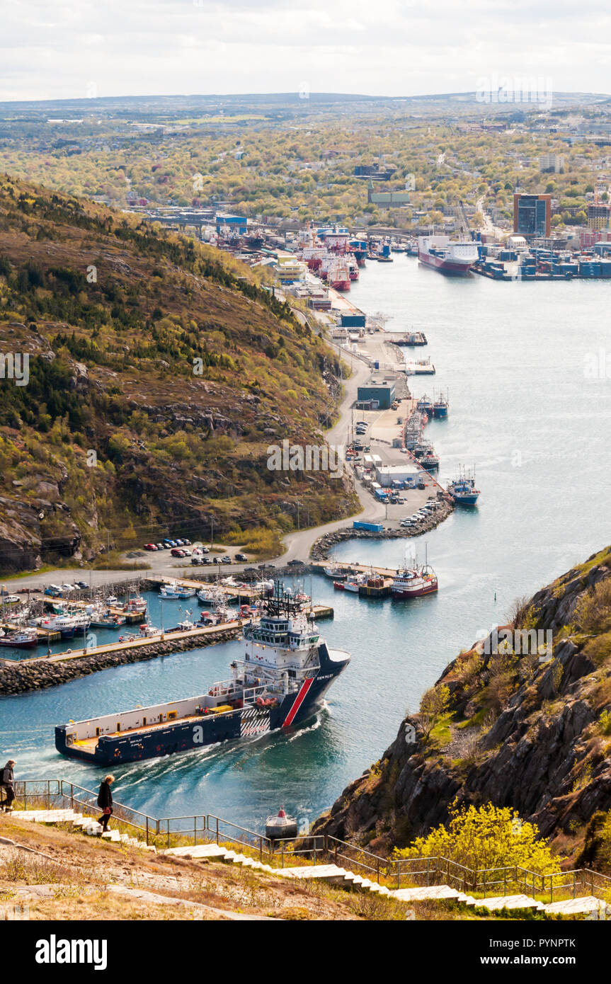 Die Offshore Supply ship Siem Pilot vorbei Obwohl die Narrows zu seiner Home Hafen von St. John's, Neufundland ein. Stockfoto