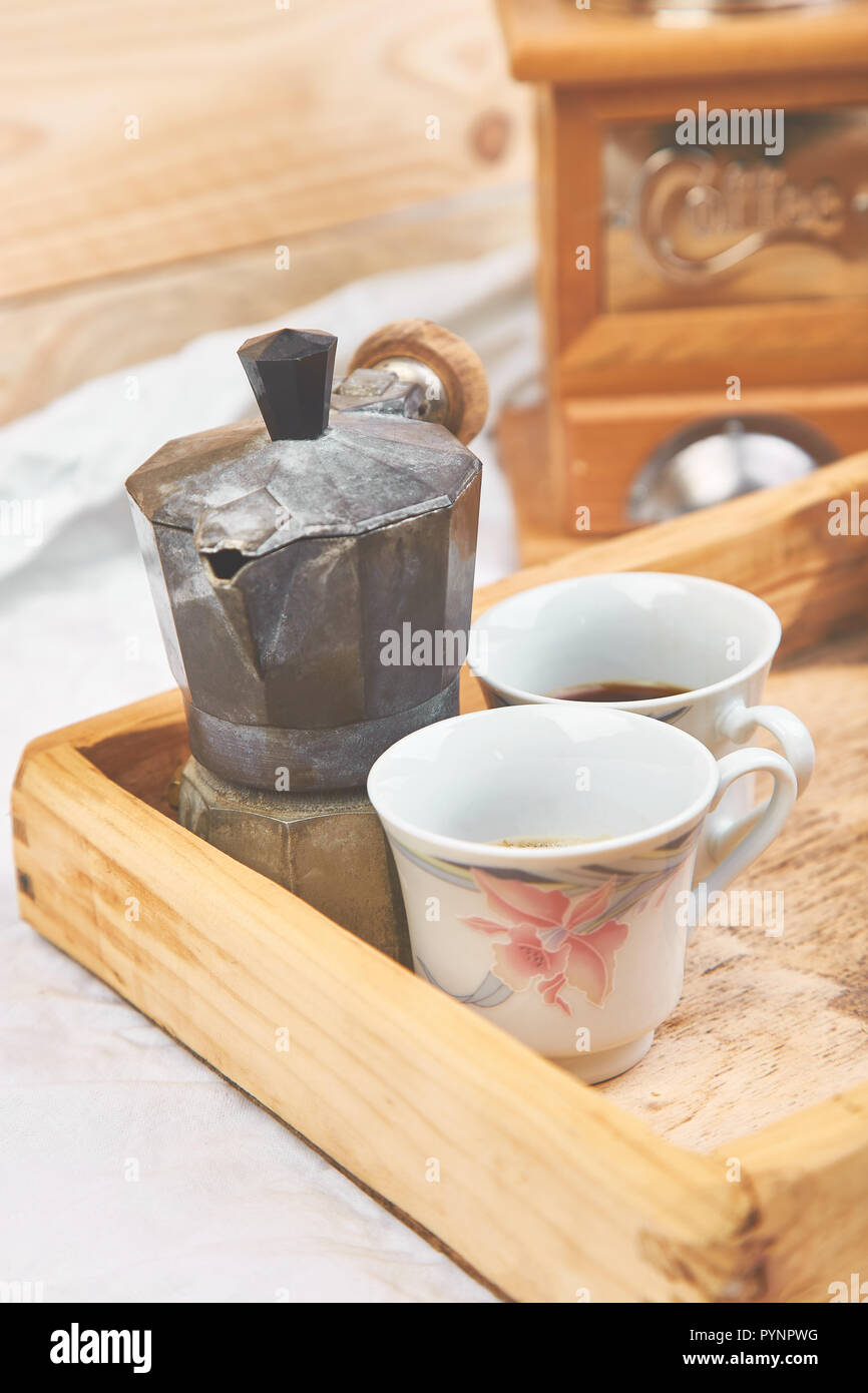Espressokocher mit zwei Tasse Kaffee auf Holz- Fach auf weißem ...