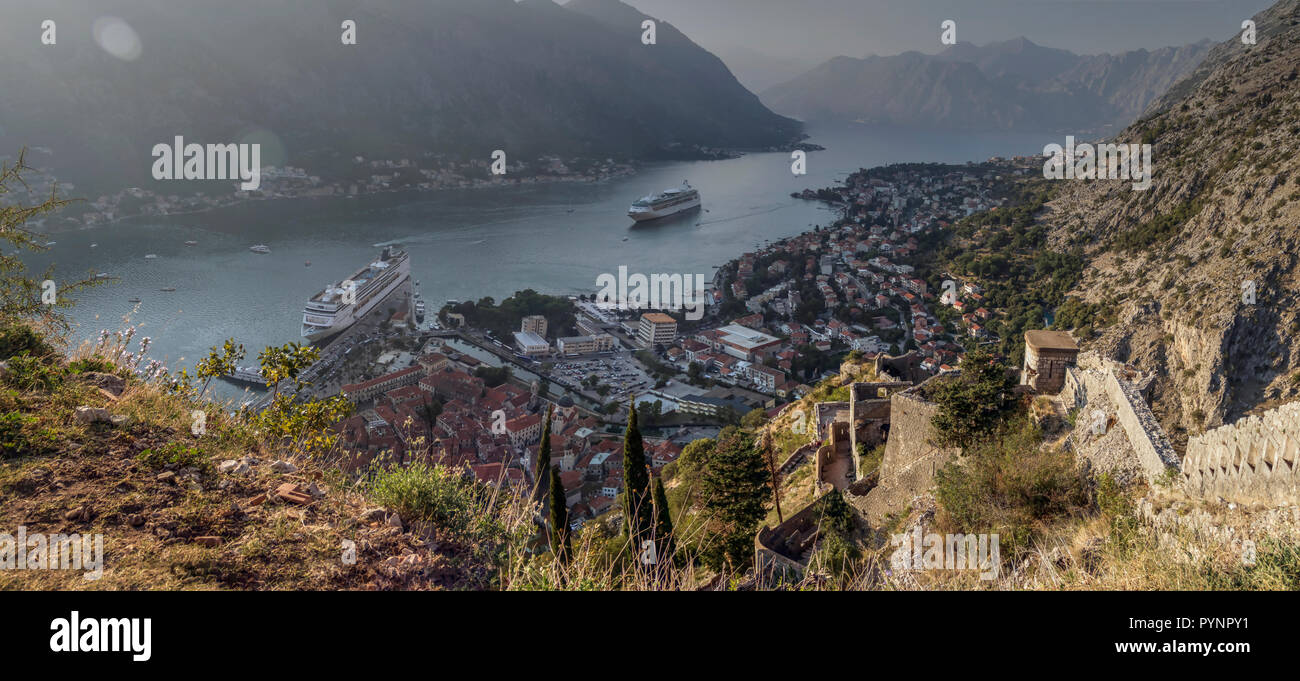 Bucht von Kotor, Montenegro - Panoramablick auf die Stadt und die Bucht von Kotor, die die gleichen Namen von einem der umliegenden Hügel Stockfoto