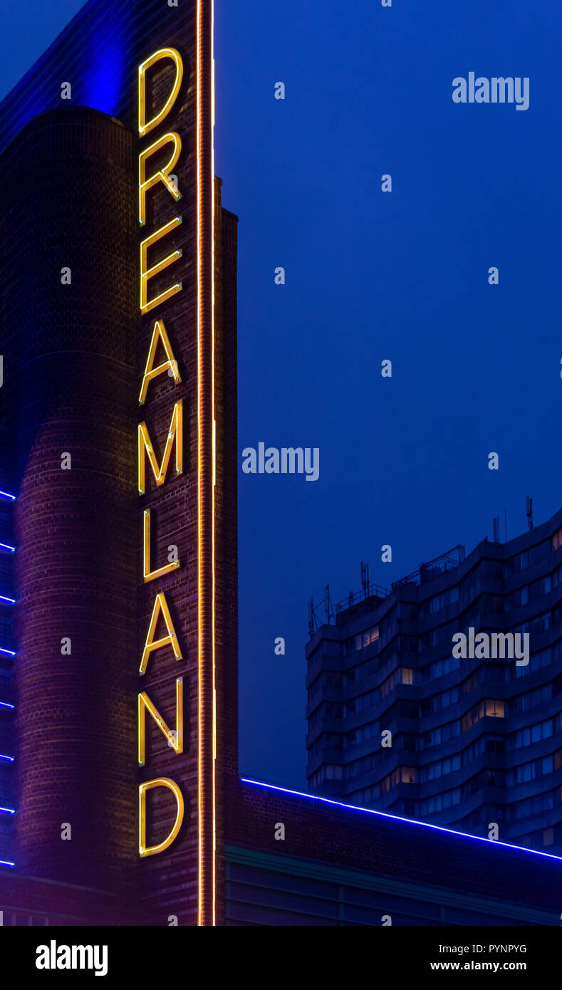 Die berühmten Art déco-Zeichen für Dreamland auf dem Margate Seafront. Stockfoto