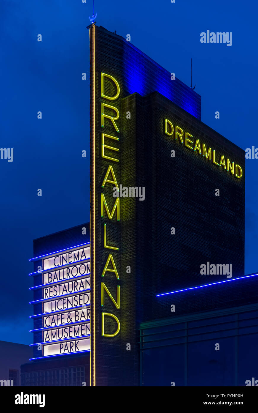 Die berühmten Art déco-Zeichen für Dreamland auf dem Margate Seafront. Stockfoto