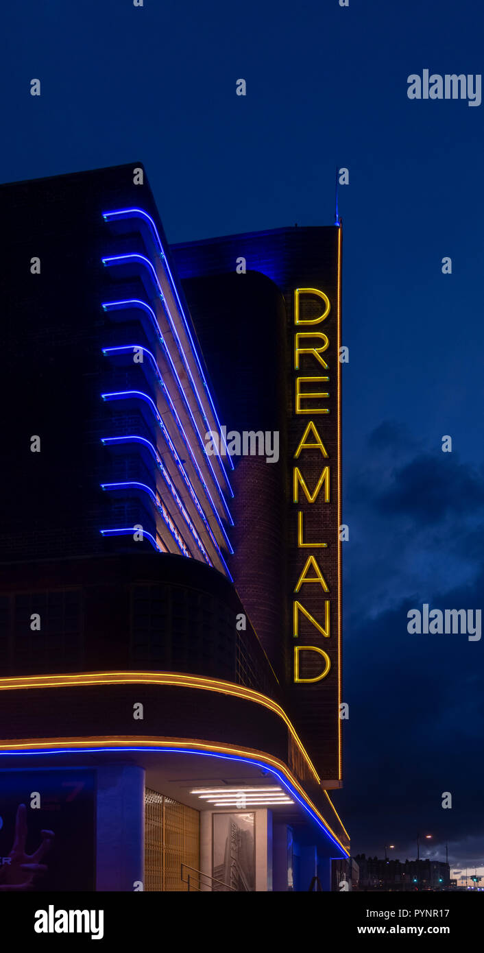 Die berühmten Art déco-Zeichen für Dreamland auf dem Margate Seafront. Stockfoto