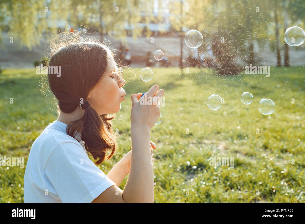 Jugendlich Mädchen Spaß haben im Park - bläst Seifenblasen, goldenen Stunde. Stockfoto