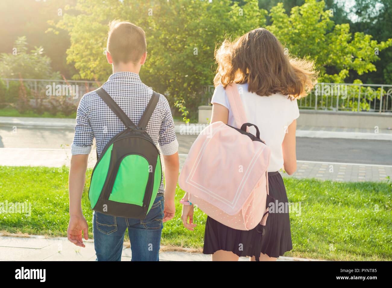 Kinder und Jugendliche in die Schule gehen, zurück. Im Freien, Teens mit Rucksäcken. Stockfoto