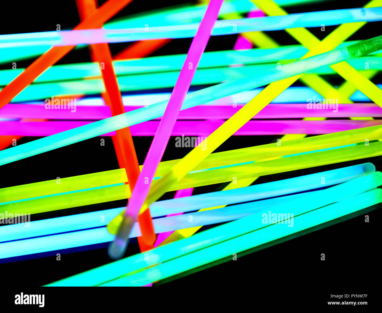 Variation von Bunt bunt farbig fluoreszierende chem Licht Neonröhre mit Reflexion über Spiegel mit schwarzem Hintergrund. Spaß Party Night Konzept Stockfoto