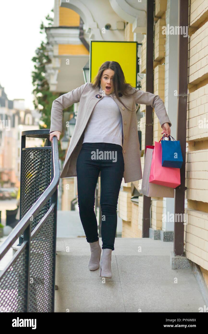 Junge Frau kommt aus dem Store und glitt. Stockfoto