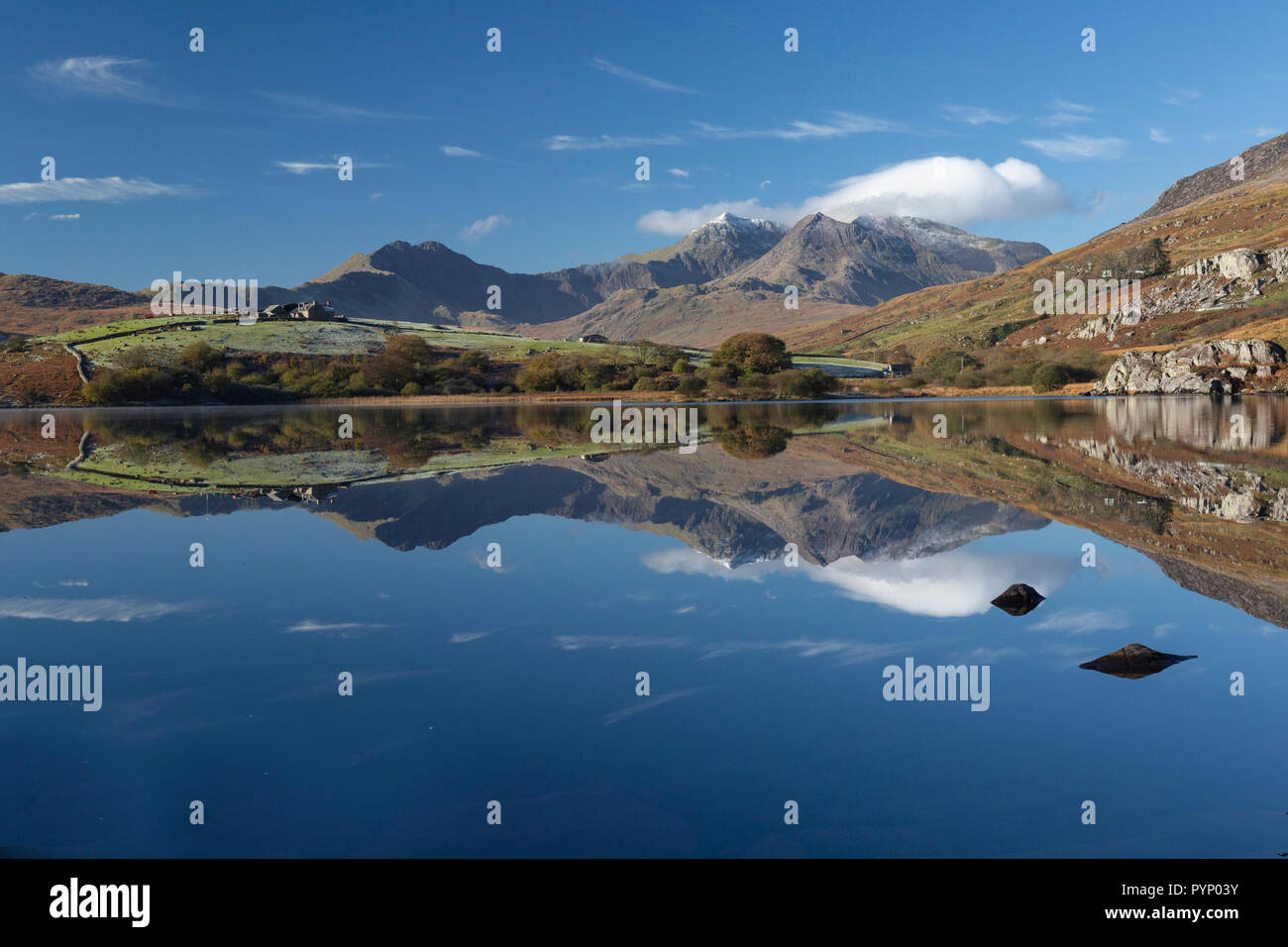 Am frühen Morgen winter Aussicht, Blick nach Westen über Llynnau Mymbyr in der Nähe von Capel Curig Richtung Mount Snowdon in den Snowdonia National Park in Nordwales. Stockfoto