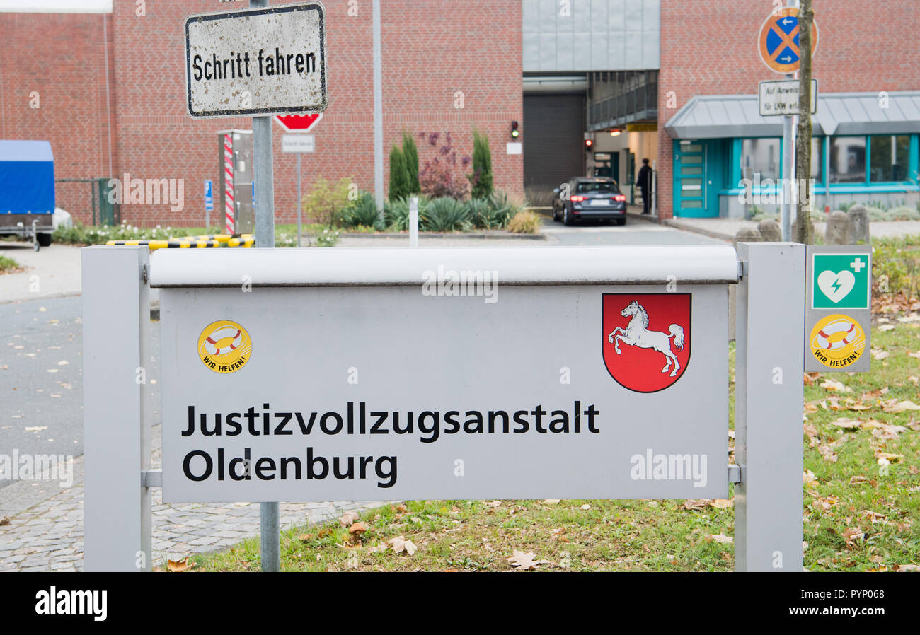 Oldenburg, Deutschland. 29 Okt, 2018. Ein Schild vor der Justizvollzugsanstalt (JVA). Der Prozess gegen Niels Hoegel am 30. Oktober am Amtsgericht Oldenburg beginnt. Die Staatsanwaltschaft hat die ehemalige Krankenschwester von der Ermordung von 100 Patienten an Kliniken in Delmenhorst und Oldenburg vorgeworfen. Credit: Julian Stratenschulte/dpa/Alamy leben Nachrichten Stockfoto