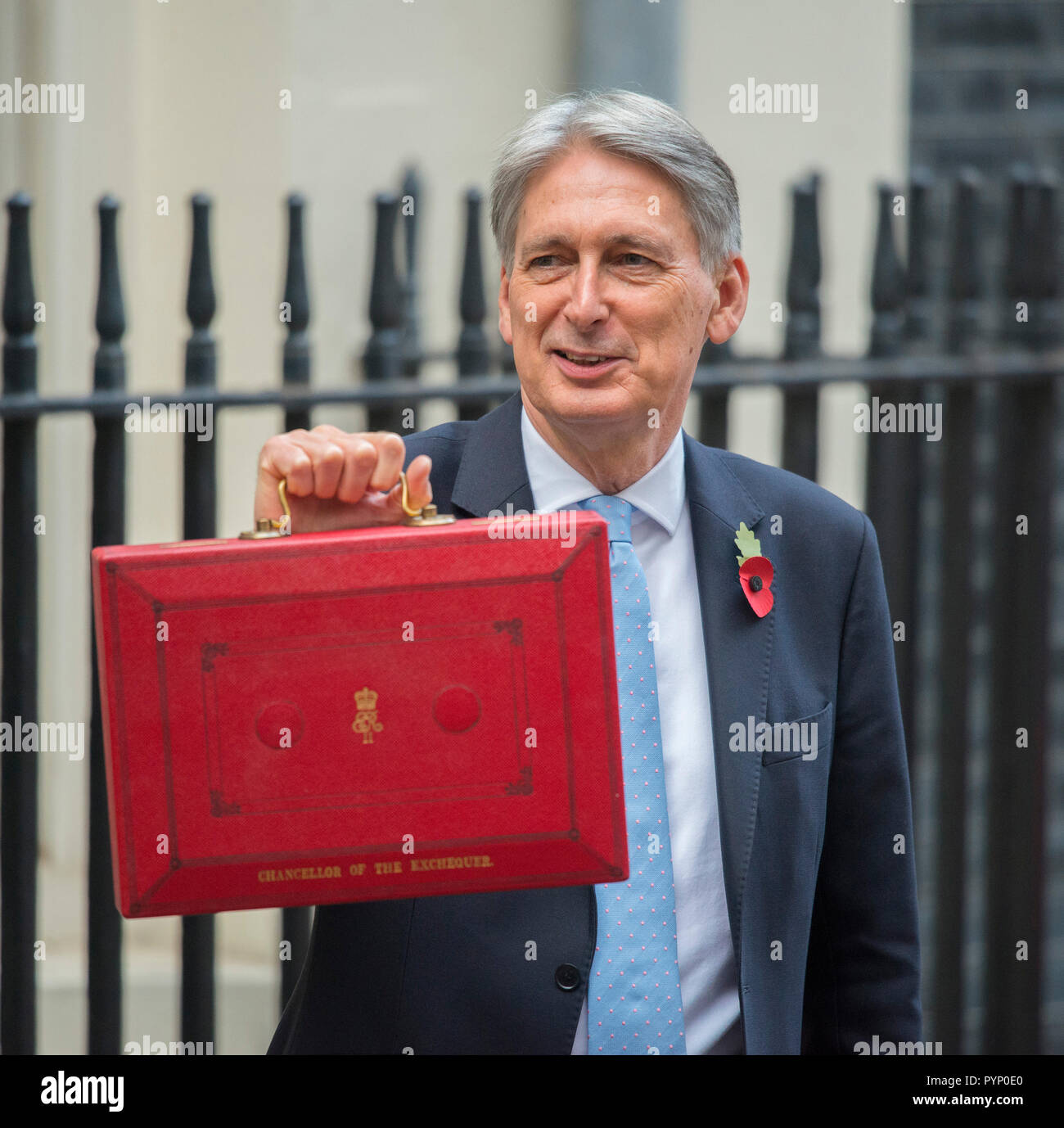 11 Downing Street, London, UK. 29. Oktober, 2018. Der britische Schatzkanzler Philip Hammond zeigt die traditionellen roten Haushalt Fall versammelten Medien vor den Häusern des Parlaments seine Reisen Herbst Haushaltsplan vorlegen. Credit: Malcolm Park/Alamy Leben Nachrichten. Stockfoto
