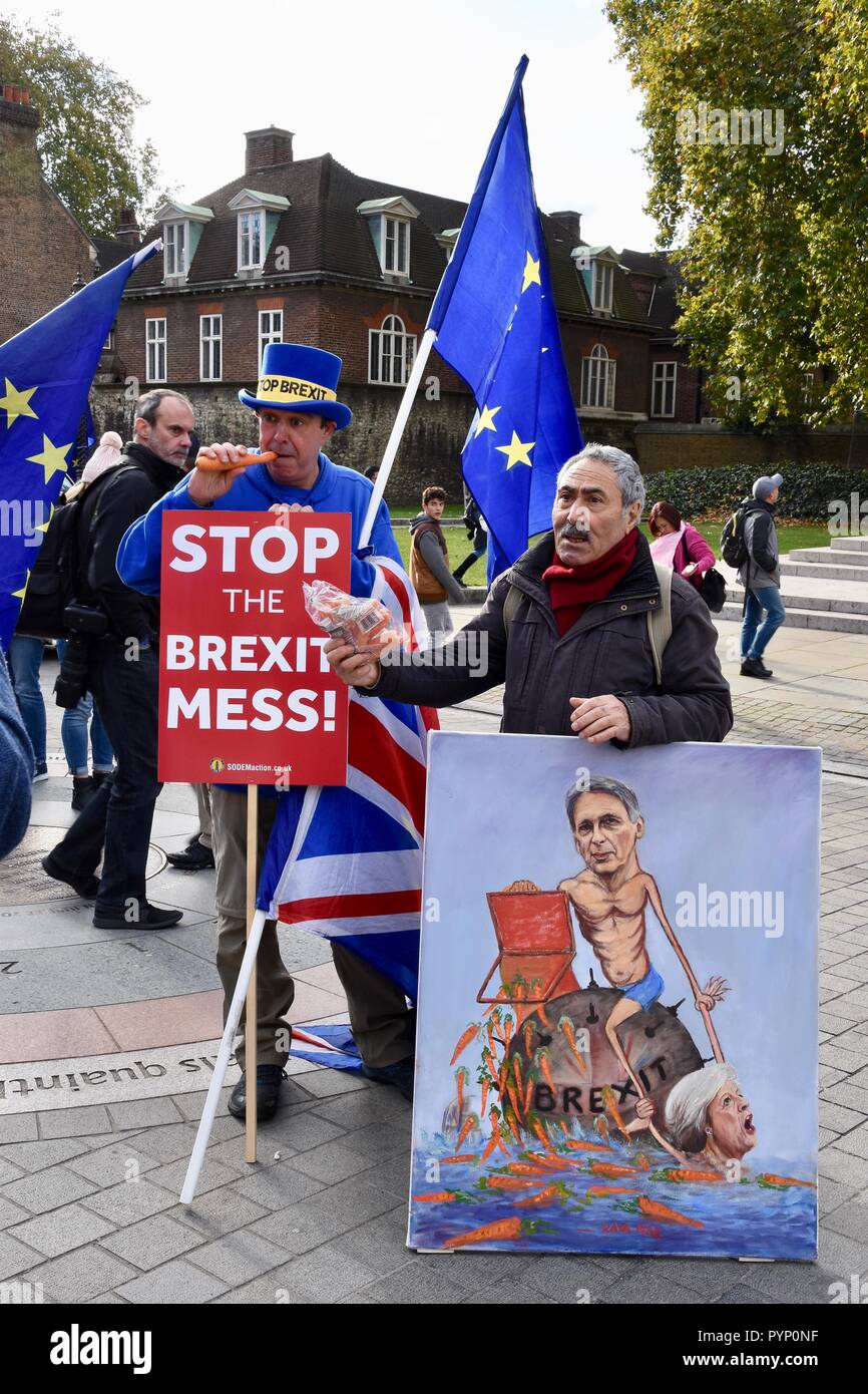 London, Großbritannien. 29. Oktober, 2018. Anti Brexit protester Steve Bray verband politischer Satiriker Kaya Mar mit seinem Porträt der Schatzkanzler Philip Hamond. Haushalt Tag Protest gegen Brexit, Houses of Parliament, Westminster, London.UK Kredit zu stellen: michael Melia/Alamy leben Nachrichten Stockfoto