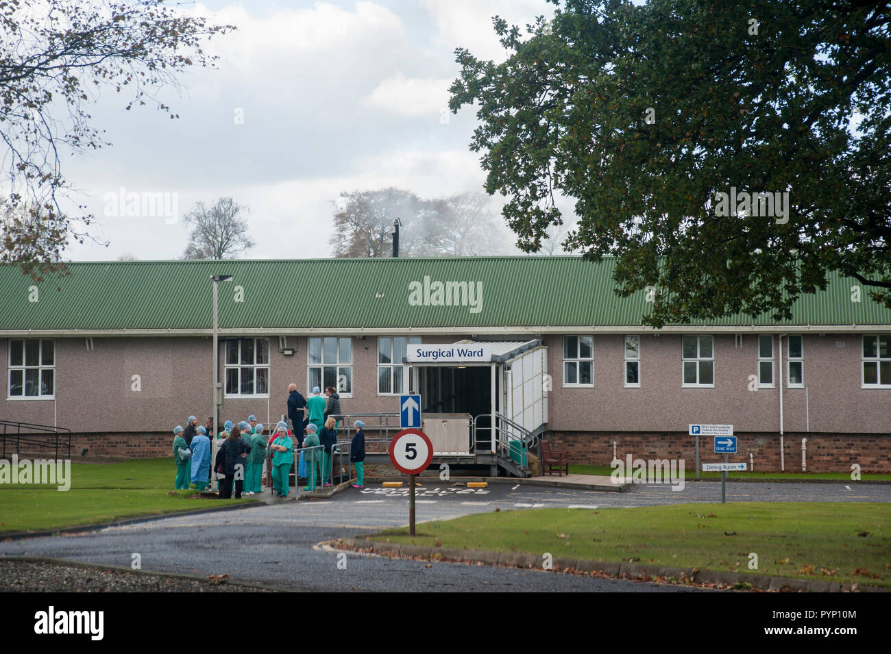 Brechin, Angus, Schottland, Großbritannien. 29. Oktober, 2018. Um 11.15 heute morgen (29. Oktober 2018) brach ein Feuer auf dem Dach des X-ray Abt. Stracathro Krankenhaus, Brechin, Angus, Schottland. Das Feuer wurde gedacht, auf einem flachen Dach in Reparatur gestartet wurde, bevor sie in das Dach zu haben. Patienten und Mitarbeiter wurden von der OP-Einheit, die Häuser der X-ray Abt. und in einem separaten Lern- und Bildungszentrum am Standort übertragen evactuated. Credit: Photog 1/Alamy leben Nachrichten Stockfoto