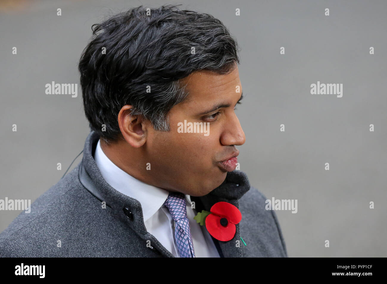 Downing Street, London, UK, 29. Oktober 2018 - Faisal Islam-politischen Herausgeber von Sky News in der Downing Street. Credit: Dinendra Haria/Alamy leben Nachrichten Stockfoto