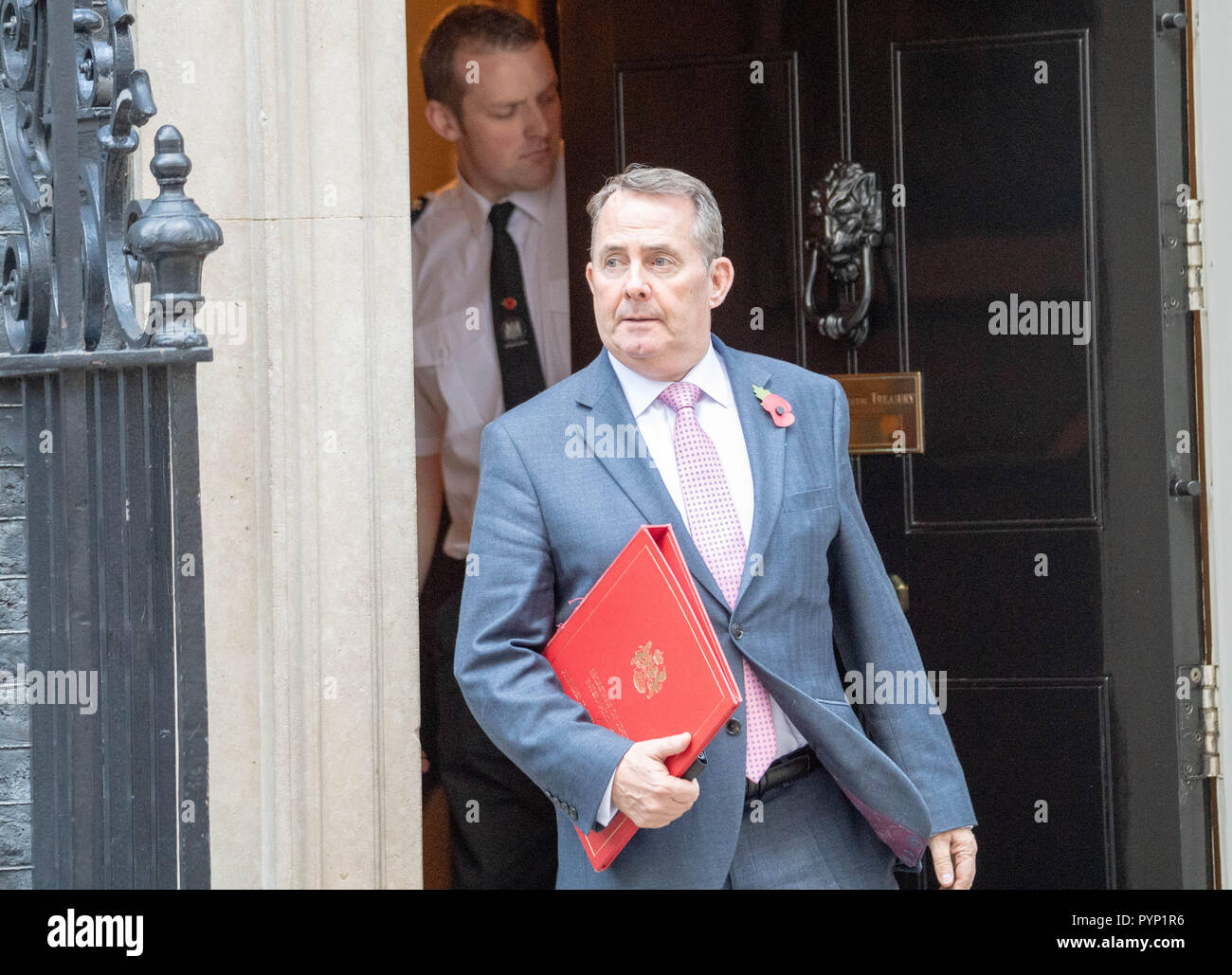 London, 19. Oktober 2018, Dr. Liam Fox, internationalen Handel Sekretär hinterlässt einen Pre budget Schaltschrank in 10 Downing Street, London vor der Haushalt 2018. Kredit Ian Davidson/Alamy leben Nachrichten Stockfoto