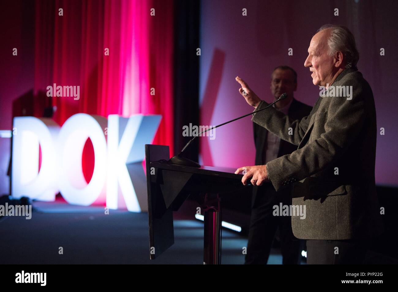 Leipzig, Deutschland. 29 Okt, 2018. Der deutsche Regisseur Werner Herzog im Gespräch mit Gästen im Kino CineStar anlässlich der Eröffnung der 61. Dokumentarfilmfestival DOK Leipzig. Das Motto der Veranstaltung "nachfrageseite Die unmöglich!" Und 306 Filme aus 50 Ländern wird vom 29. Oktober bis 04. November 2018 zeigen werden. Credit: Sebastian Kahnert/dpa-Zentralbild/dpa/Alamy leben Nachrichten Stockfoto