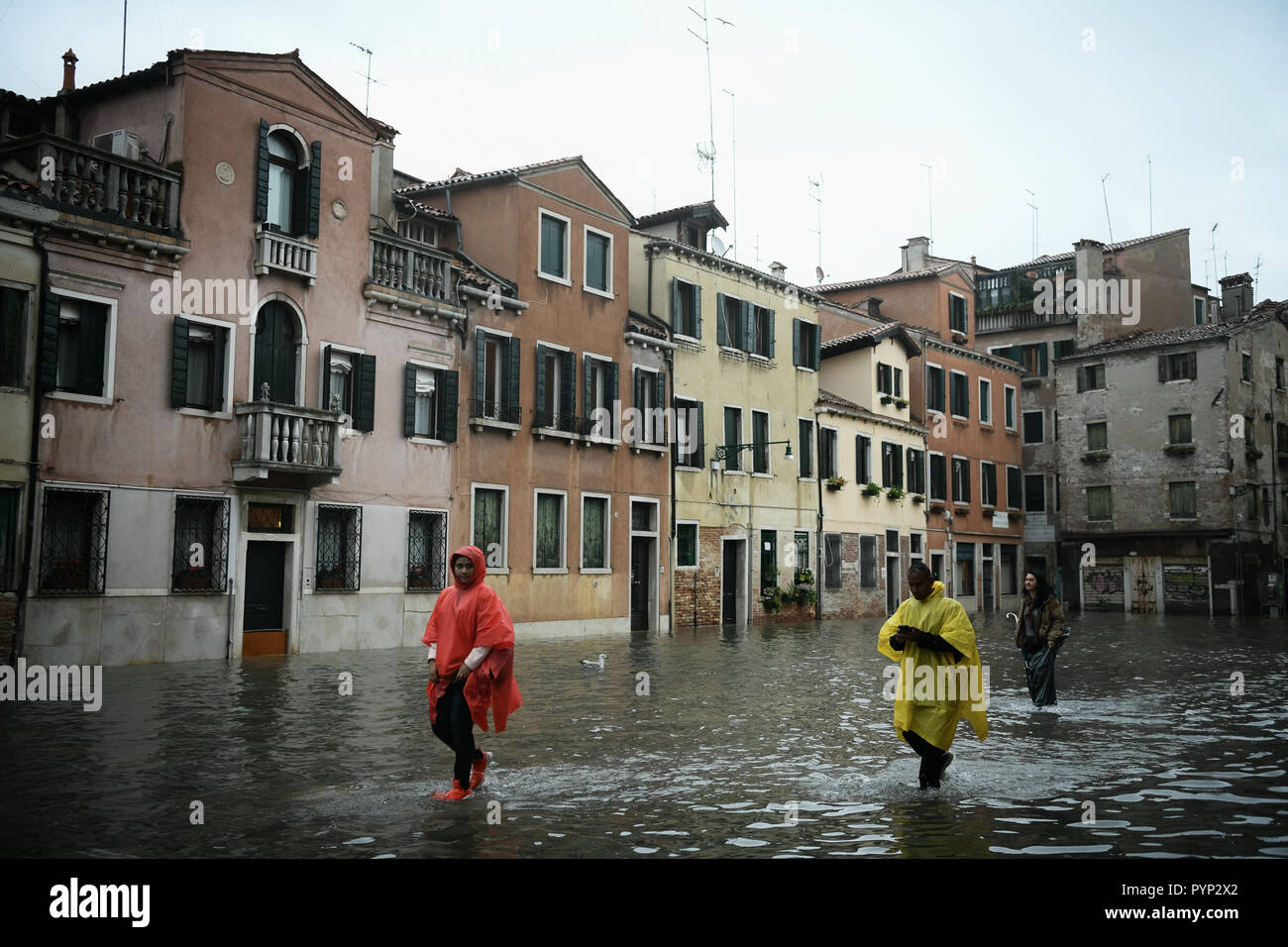 Venedig, Italien. 29. Oktober, 2018. Touristen tragen Ponchos und wellies Spaziergang in hohem Wasser während der außergewöhnlichen Acqua Alta - Flut Hochwasser in Venedig, Italien am 29. Oktober 2018. 70% der Lagunenstadt hat von Waters rising 149 Zentimeter über dem Meeresspiegel überflutet worden. Credit: Piero Cruciatti/Alamy leben Nachrichten Stockfoto