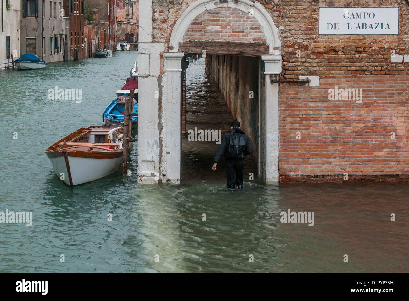 Venedig Italien 29 Oktober 2018 Ein Junge Geht Unter Einem