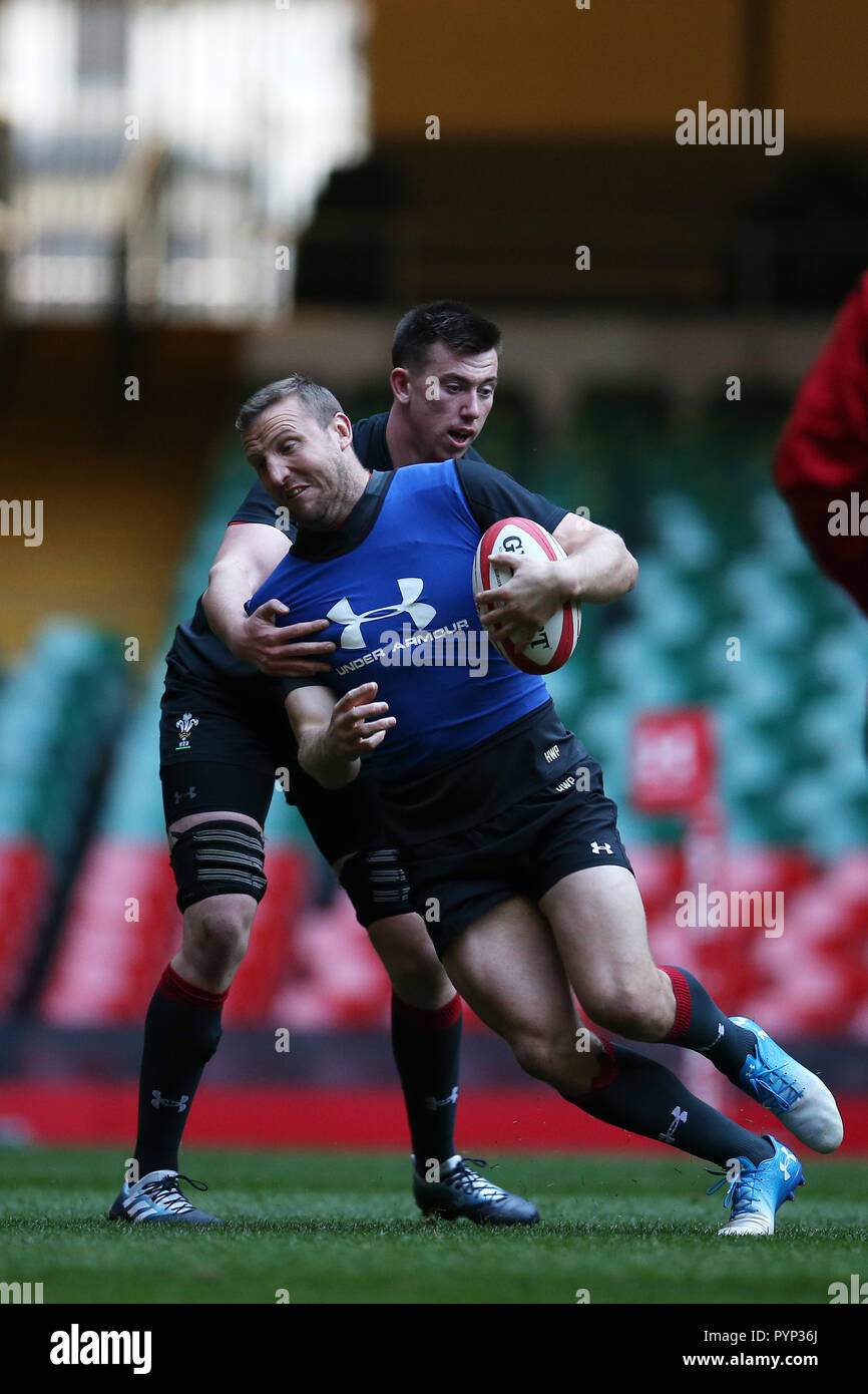 Cardiff, Großbritannien. 29 Okt, 2018. Hadleigh Parkes von Wales in Aktion. Wales Rugby Team Training im Fürstentum Stadium in Cardiff, South Wales am Montag, den 29. Oktober 2018. Das Team der Vorbereitung für ihre erste Herbst internationale Reihe Match gegen Schottland dieses Wochenende sind. pic von Andrew Obstgarten/Alamy leben Nachrichten Stockfoto