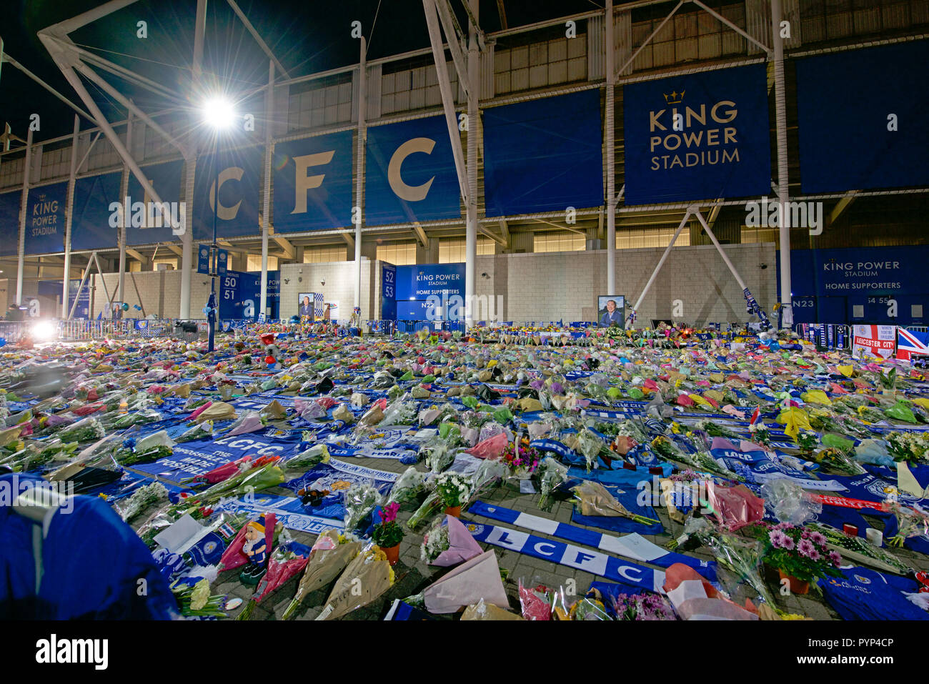 Leicester, Großbritannien. 29 Okt, 2018. Blumen und Tribute beleuchtet für die King Power Leicester City Football Ground, nachdem der Besitzer Vichai Srivaddhanaprabha in seinem Hubschrauber am Samstag getötet wurde. Credit: Robin Palmer/Alamy leben Nachrichten Stockfoto