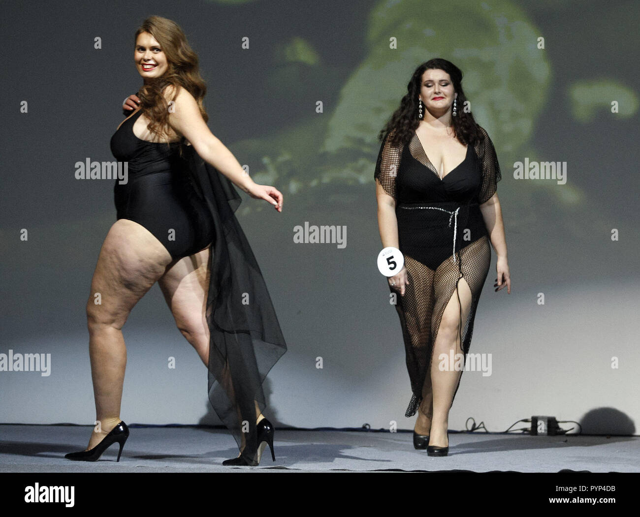 Kiew, Ukraine. 29 Okt, 2018. Kandidaten konkurrieren während der ''Miss Ukraine Plus Size'' Schönheitswettbewerb in Kiew, Ukraine, 29. Oktober, 2018. 22 weibliche Kandidaten im Wettbewerb konkurrierten, den ersten in der Ukraine, mit dem Ziel, moderne inklusive Normen der Schönheit zu Herausforderung statt. Der Sieger des contsest wird in der Ukraine vertreten, die ''Miss World Plus Size 2018'' Schönheit Pageant, welche in den Philippinen nehmen am 07-11. Credit: Serg Glovny/ZUMA Draht/Alamy leben Nachrichten Stockfoto