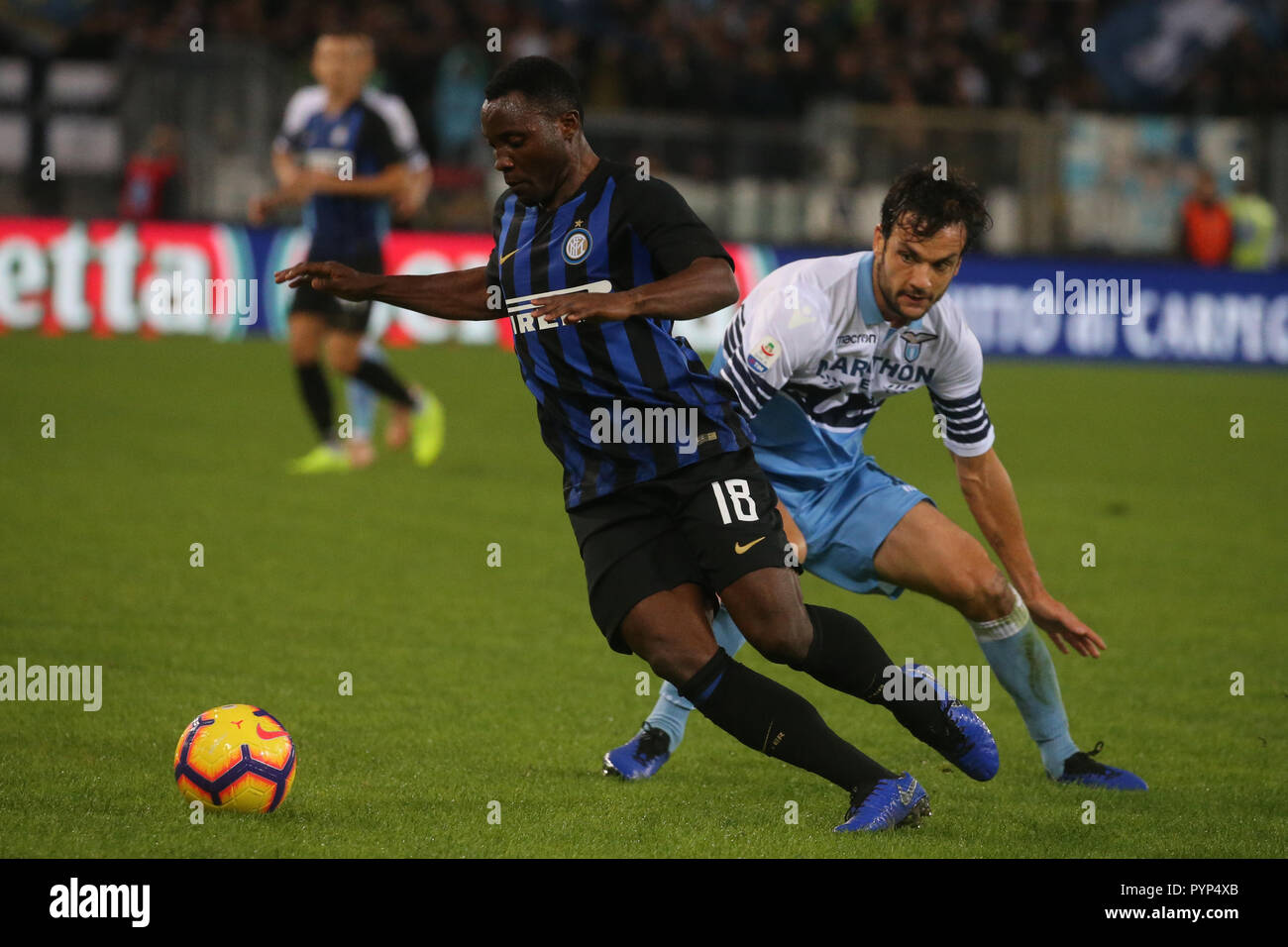 Rom, Italien. 29 Okt, 2018. Italienische Serie A Fussball Spiel SS Lazio - FC Internazionale am Olympiastadion in Foto Kwadwo Asamoah in Aktion Quelle: Antonio Balasco/Alamy leben Nachrichten Stockfoto