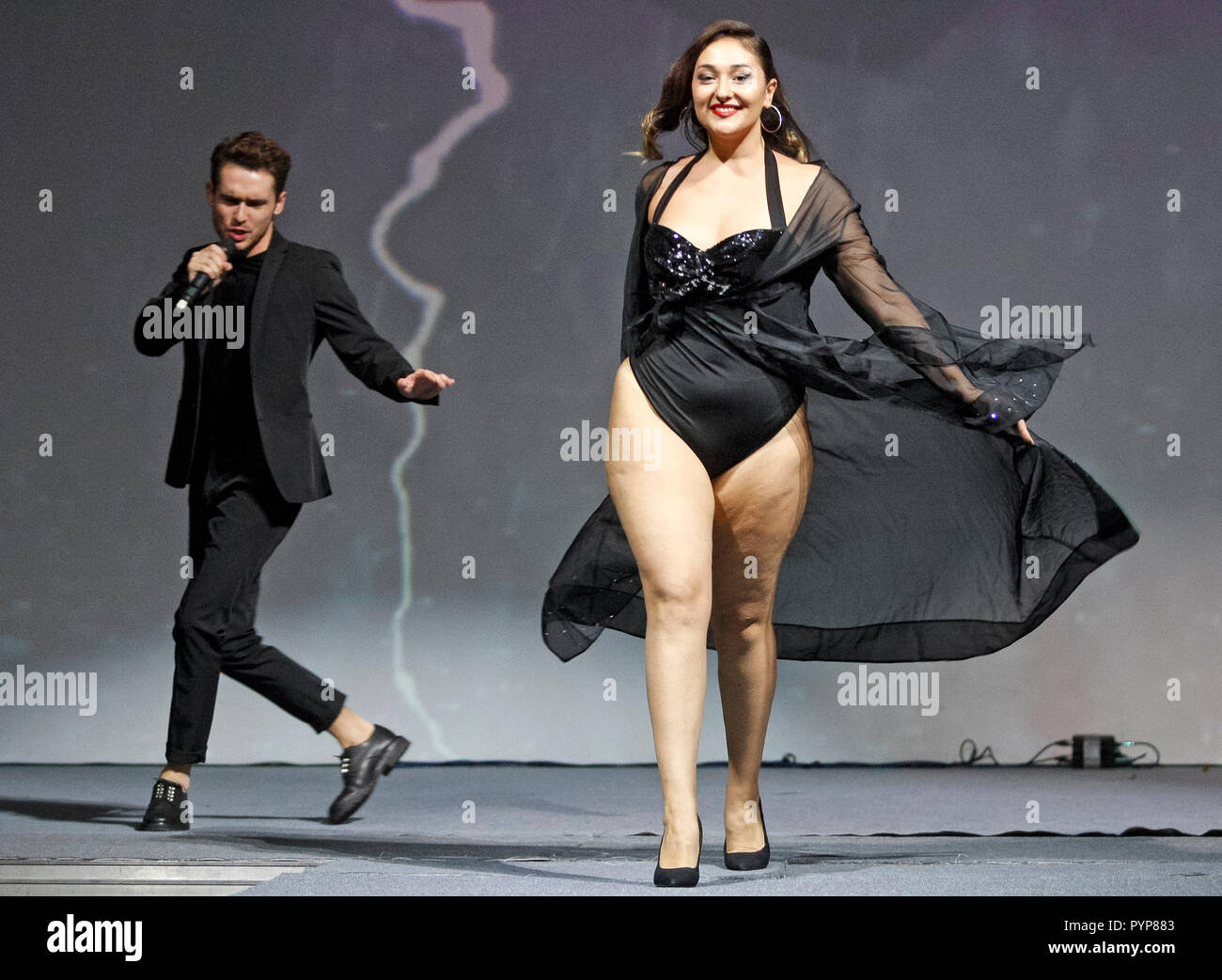 Ein Kandidat auf der Bühne während der 'Miss Ukraine Plus Size' Schönheitswettbewerb in Kiew gesehen. 22 weibliche Kandidaten im Wettbewerb konkurrierten, den ersten in der Ukraine, der darauf abzielt, die modernen Standards der Schönheit zu Herausforderung statt. Der Gewinner des Wettbewerbs wird die Ukraine bei der 'Miss World Plus Size 2018 "beauty Pageant dar, die sich in den Philippinen nehmen am 07-11. Stockfoto