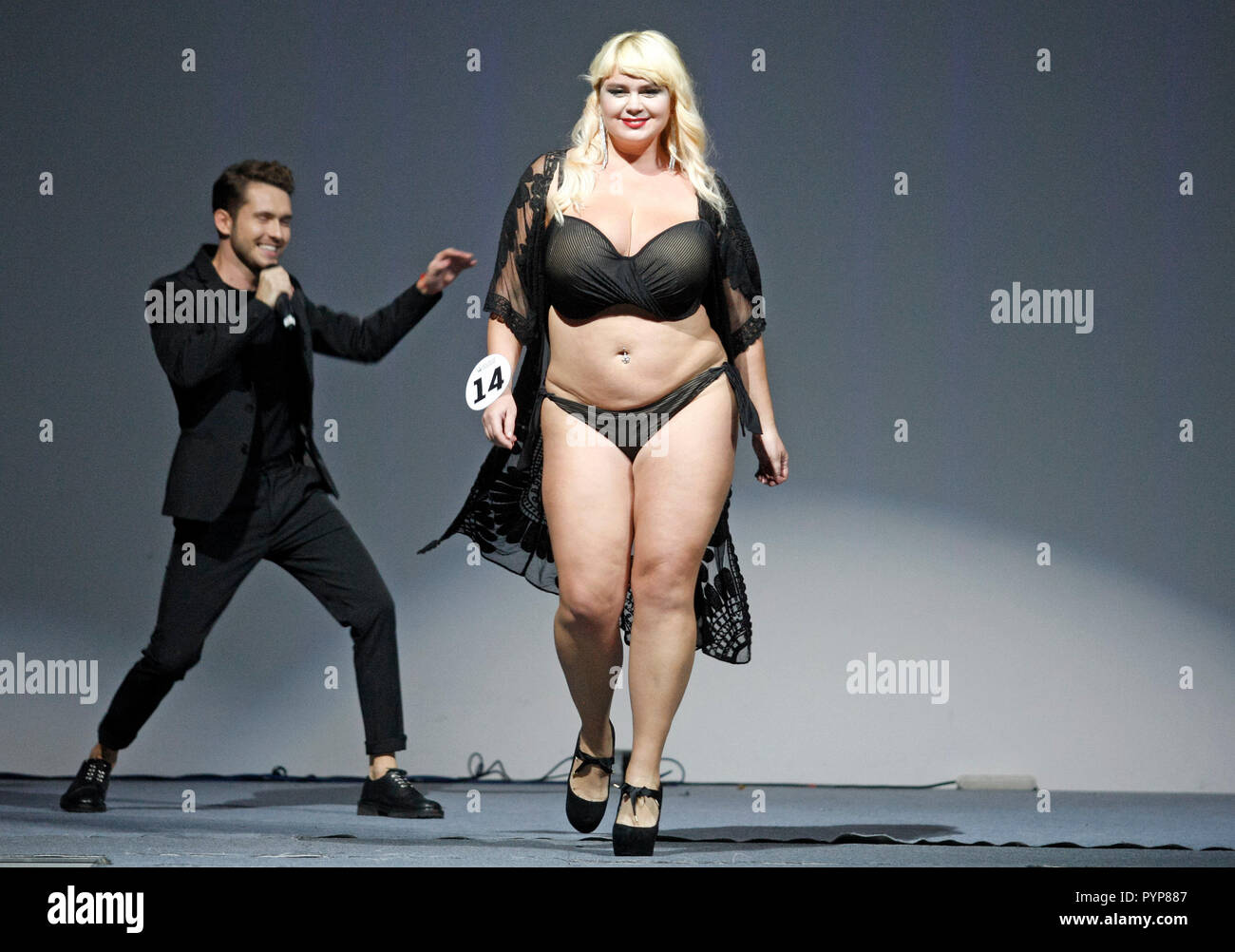 Ein Kandidat auf der Bühne während der 'Miss Ukraine Plus Size' Schönheitswettbewerb in Kiew gesehen. 22 weibliche Kandidaten im Wettbewerb konkurrierten, den ersten in der Ukraine, der darauf abzielt, die modernen Standards der Schönheit zu Herausforderung statt. Der Gewinner des Wettbewerbs wird die Ukraine bei der 'Miss World Plus Size 2018 "beauty Pageant dar, die sich in den Philippinen nehmen am 07-11. Stockfoto