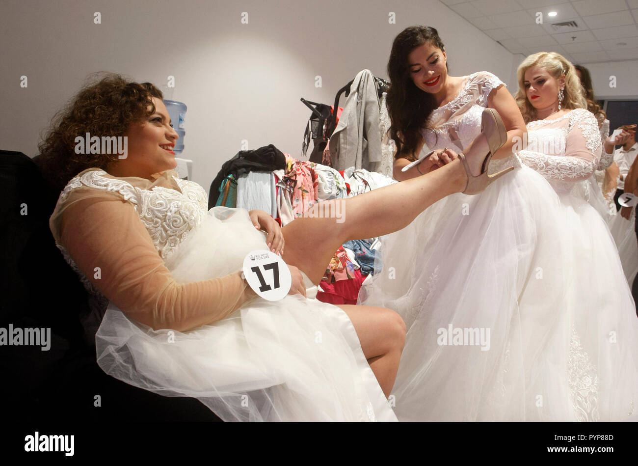 Kandidaten gesehen Vorbereitung hinter den Kulissen während der 'Miss Ukraine Plus Size' Schönheitswettbewerb in Kiew. 22 weibliche Kandidaten im Wettbewerb konkurrierten, den ersten in der Ukraine, der darauf abzielt, die modernen Standards der Schönheit zu Herausforderung statt. Der Gewinner des Wettbewerbs wird die Ukraine bei der 'Miss World Plus Size 2018 "beauty Pageant dar, die sich in den Philippinen nehmen am 07-11. Stockfoto