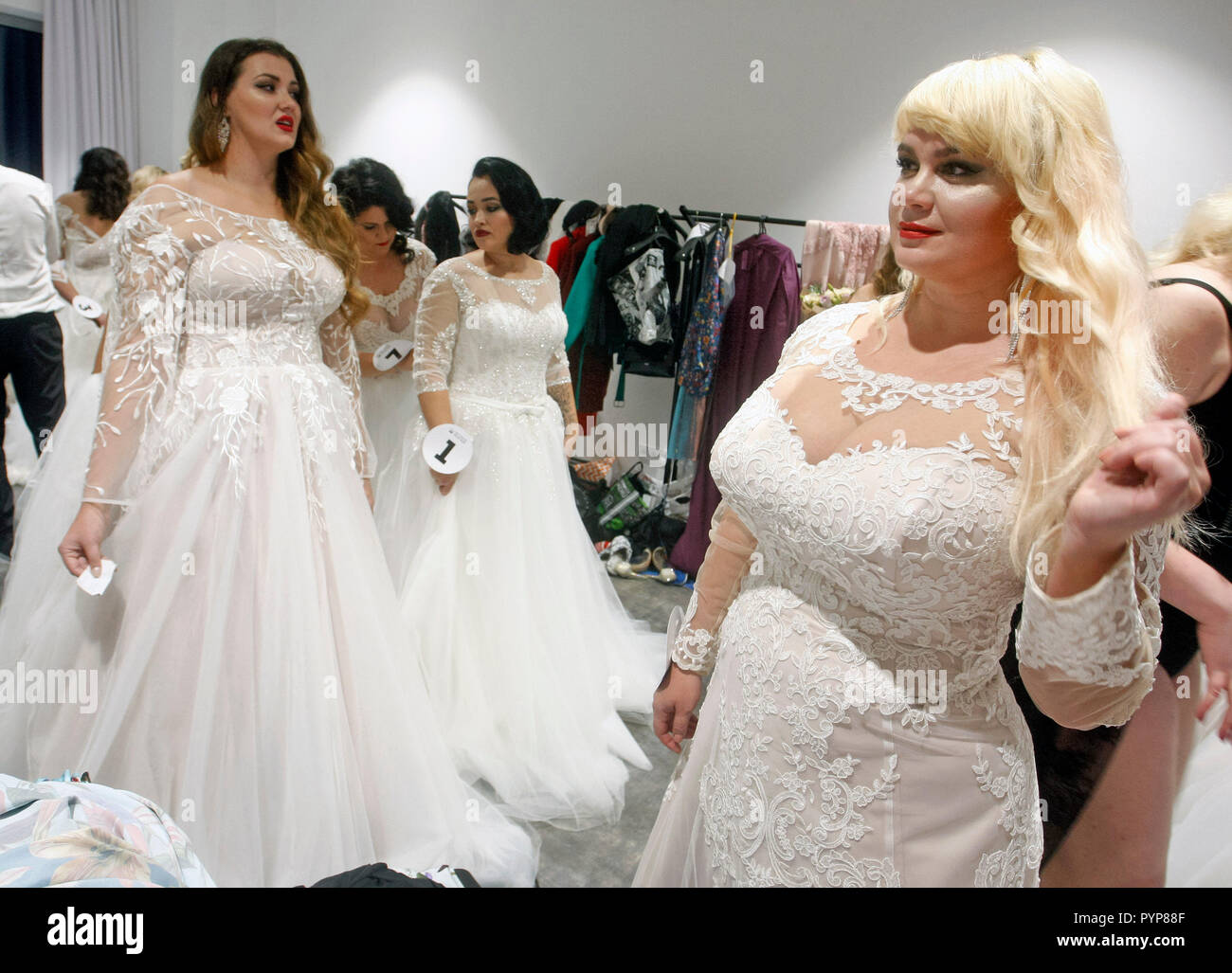 Kandidaten gesehen Vorbereitung hinter den Kulissen während der 'Miss Ukraine Plus Size' Schönheitswettbewerb in Kiew. 22 weibliche Kandidaten im Wettbewerb konkurrierten, den ersten in der Ukraine, der darauf abzielt, die modernen Standards der Schönheit zu Herausforderung statt. Der Gewinner des Wettbewerbs wird die Ukraine bei der 'Miss World Plus Size 2018 "beauty Pageant dar, die sich in den Philippinen nehmen am 07-11. Stockfoto