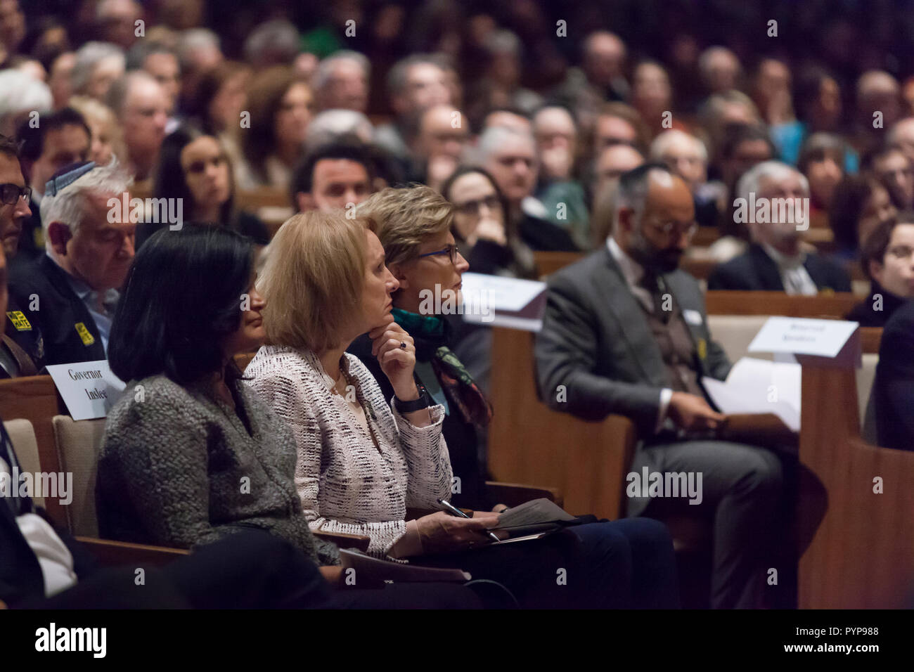 Seattle, USA. 29 Okt, 2018. Seattle, Washington: Bürgermeisterin Jenny Durkan (Mitte) und repräsentative Pramila Jayapal (links) eine Mahnwache an der Temple de Hirsch Sinai teilnehmen. Tausende Menschen versammelten sich für die Opfer des Amoklaufs im Baum des Lebens Synagoge in Pittsburgh zu trauern. Credit: Paul Christian Gordon/Alamy leben Nachrichten Stockfoto