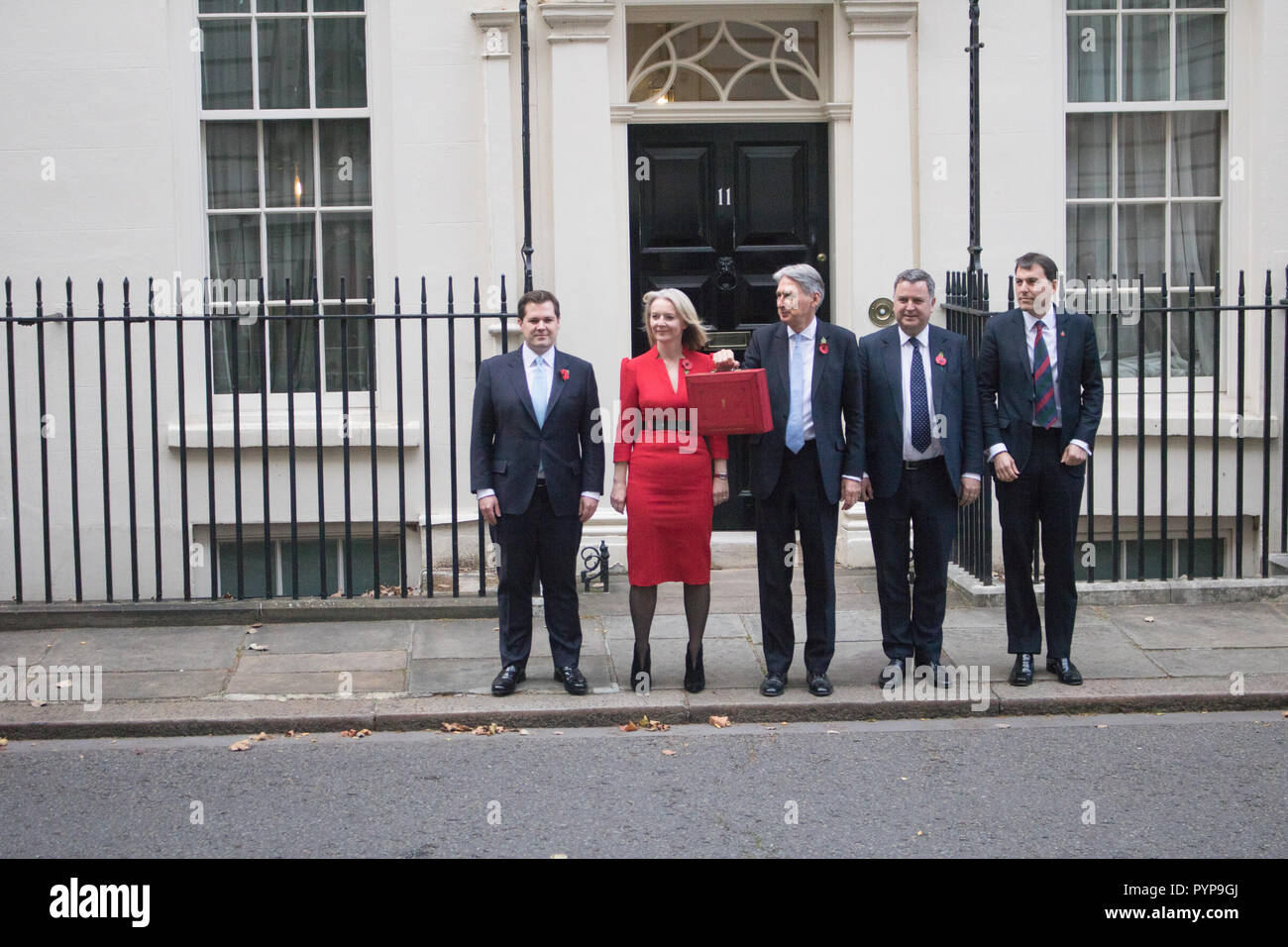 London, Großbritannien. 29 Okt, 2018. Bundeskanzler Philip Hammond hält seine roten Minister, außerhalb 11 Downing Street von Treasury Kollegen flankiert (von links nach rechts) Robert Jenrick, Liz Truss, Mel Stride und John Glen, bevor sie im Unterhaus sein Budget Credit: Amer ghazzal/Alamy Leben Nachrichten zu liefern Stockfoto