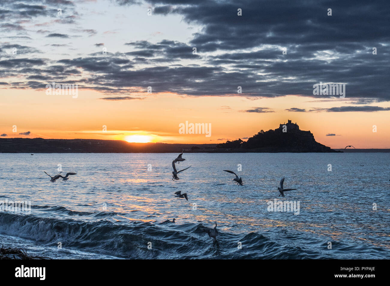 Langen Felsformation, Cornwall, UK. 30 Okt, 2018. UK Wetter. Sonnenaufgang am Strand von langen Felsformation. Foto: Simon Maycock/Alamy leben Nachrichten Stockfoto
