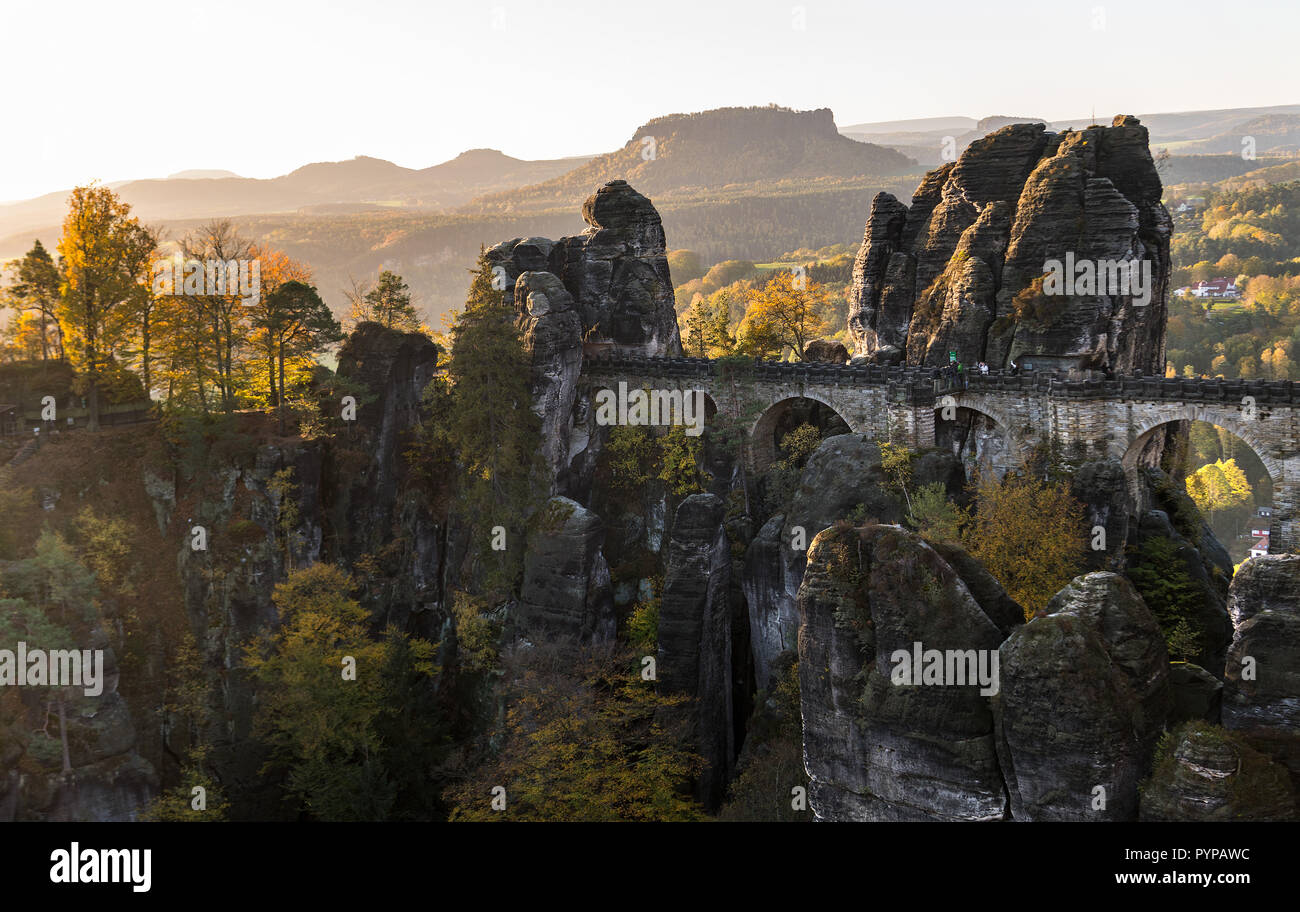 Lohmen, Deutschland. 30 Okt, 2018. Blick auf die Basteibrücke im Nationalpark Sächsische Schweiz. Im Hintergrund sieht man den Lilienstein. Credit: Monika Skolimowska/dpa-Zentralbild/dpa/Alamy leben Nachrichten Stockfoto