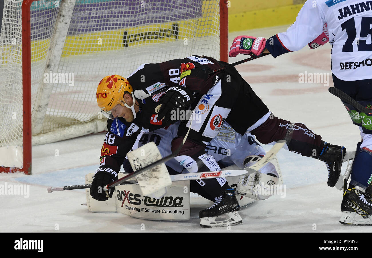 Bremerhaven, Deutschland. 26 Okt, 2018. Eishockey: DEL, Pinguine Bremerhaven - Eisbären Berlin, Hauptrunde, 14. Spieltag am 26.10.2018 in Bremerhaven (Bremen). Polar bear Torwart Kevin Poulin kämpft gegen Nicholas Jensen der Pinguine Bremerhaven für den Kobold. Quelle: Carmen Jaspersen/dpa/Alamy leben Nachrichten Stockfoto