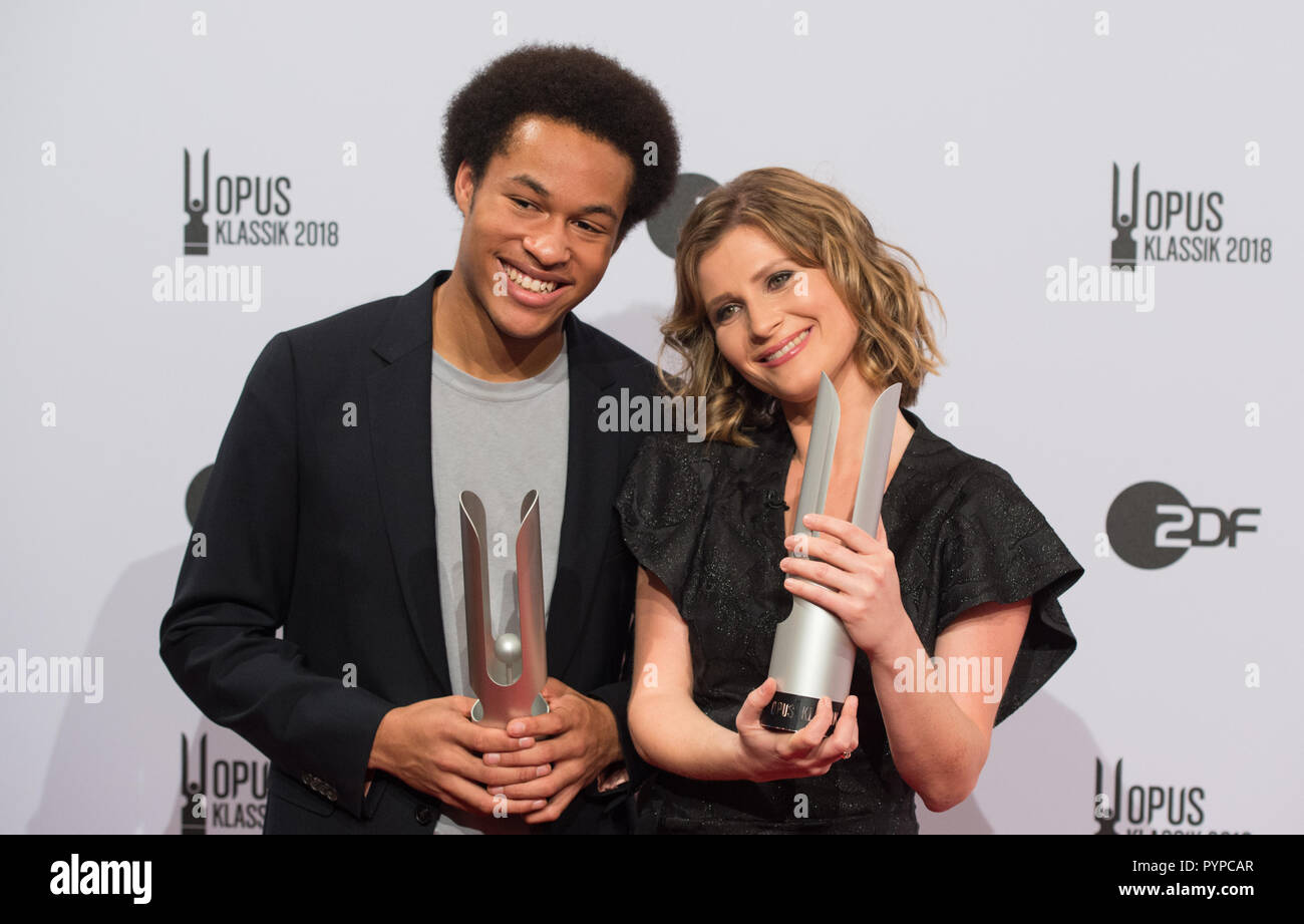 Sheku KANNEH - MASON (Clown des Jahres, Cello) und Lisa Batiashvili (Konzertmitschnitt des Jahres, Musik des 20./21. Jahrhundert, Violine) pose mit der OPUS KLASSIK Trophée Preisverleihung des Opus-Klassik 2018 durch den Verein zur Förderung der Klassischen Musik eV im Konzerthaus Berlin am 14.10.2018. | Verwendung weltweit Stockfoto