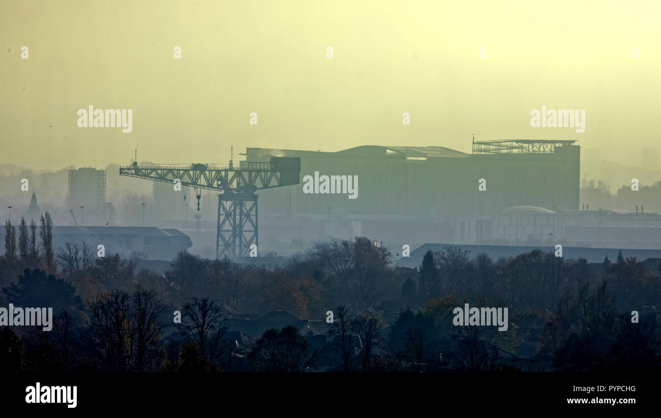 Glasgow, Schottland, Großbritannien. 30 Okt, 2018. UK Wetter eisiger Start in den Morgen gibt einen schweren Nebel über den Süden von Glasgow und nur die Clyde werft Barclay curle titan Kran ist sichtbar gegen die Silhouette der govan Queen Elizabeth Hospital als die Stadt ist unsichtbar. Credit: Gerard Fähre / alamy Leben Nachrichten Stockfoto