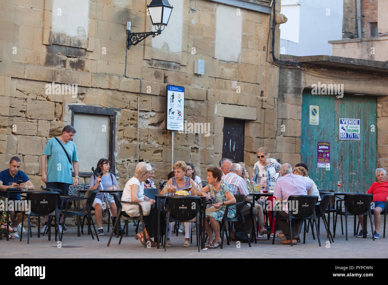 Die Einheimischen treffen sich am Abend in der Stadt Platz für Wein, Kaffee und einen Chat Stockfoto