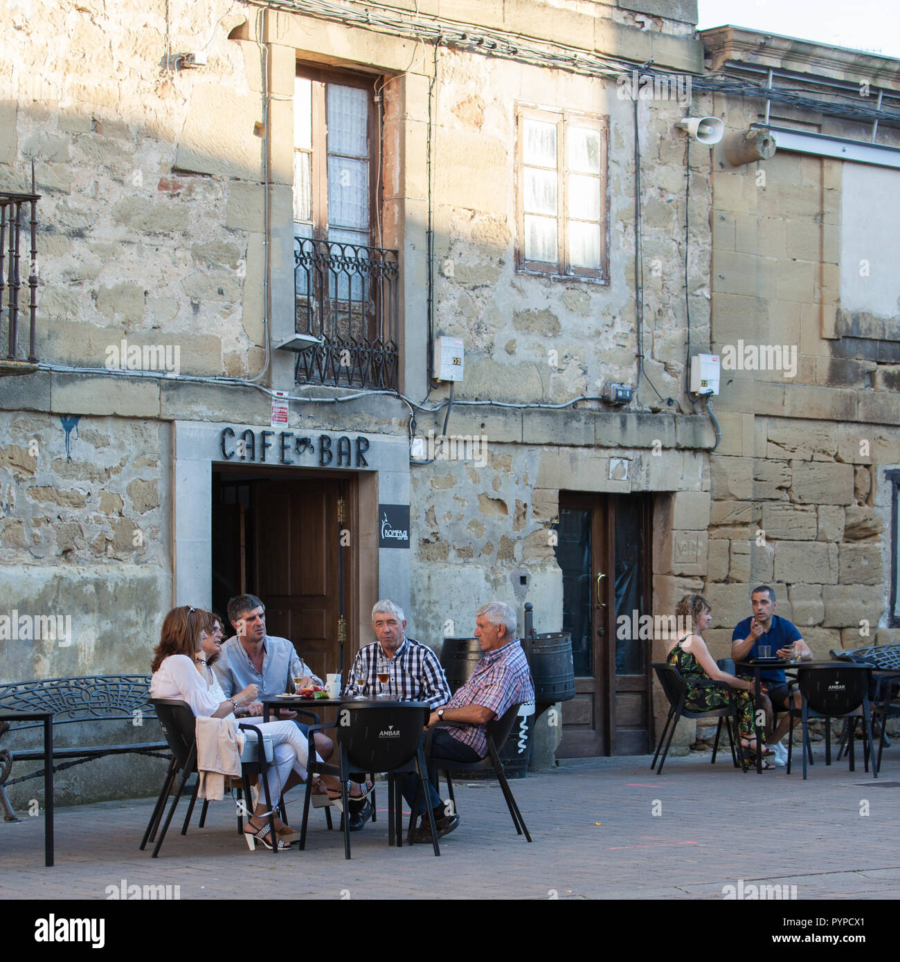 Die Einheimischen treffen sich am Abend in der Stadt Platz für Wein, Kaffee und einen Chat Stockfoto