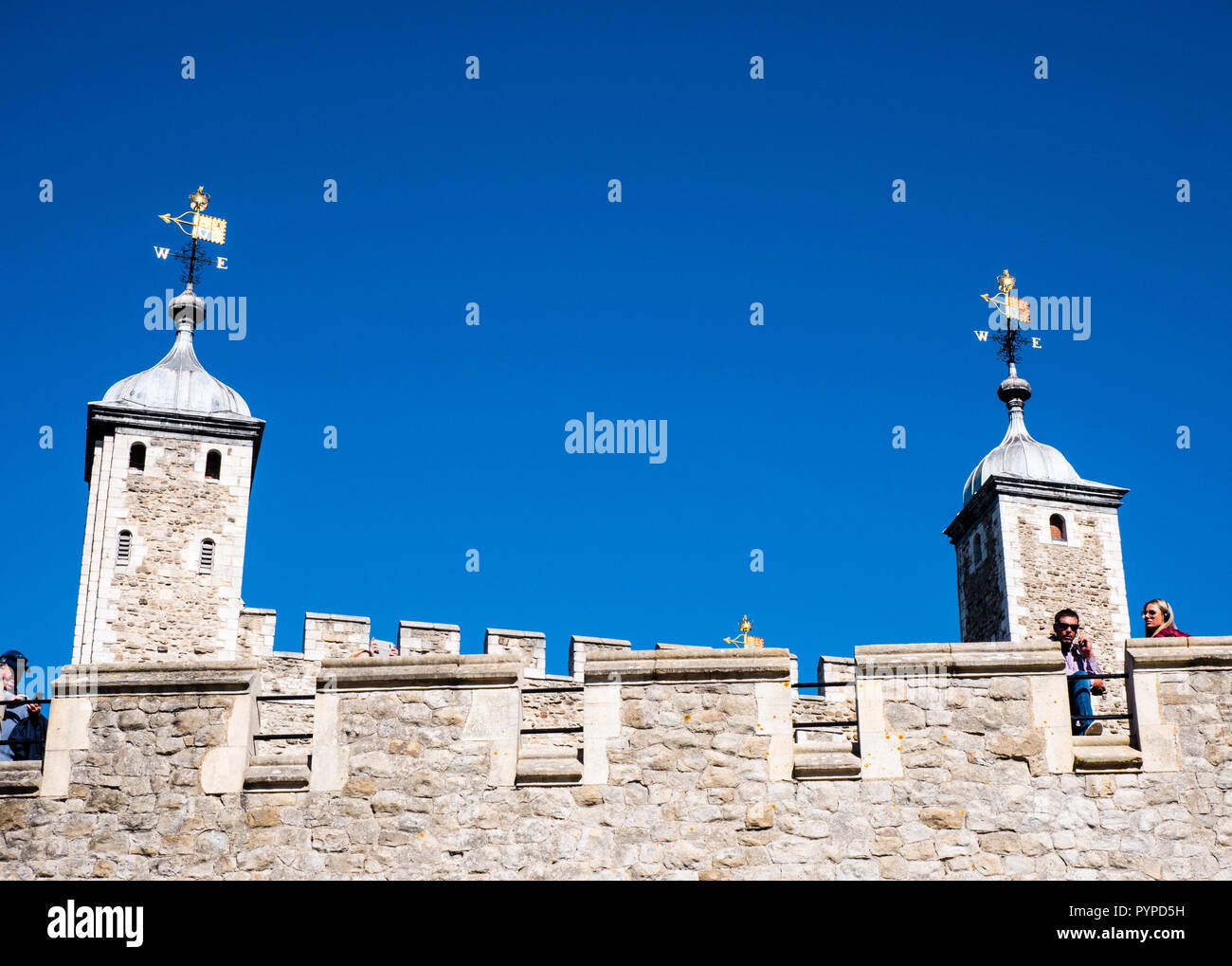 Blick auf den Weißen Turm, über Zinnen, Tower of London, England, UK, GB. Stockfoto
