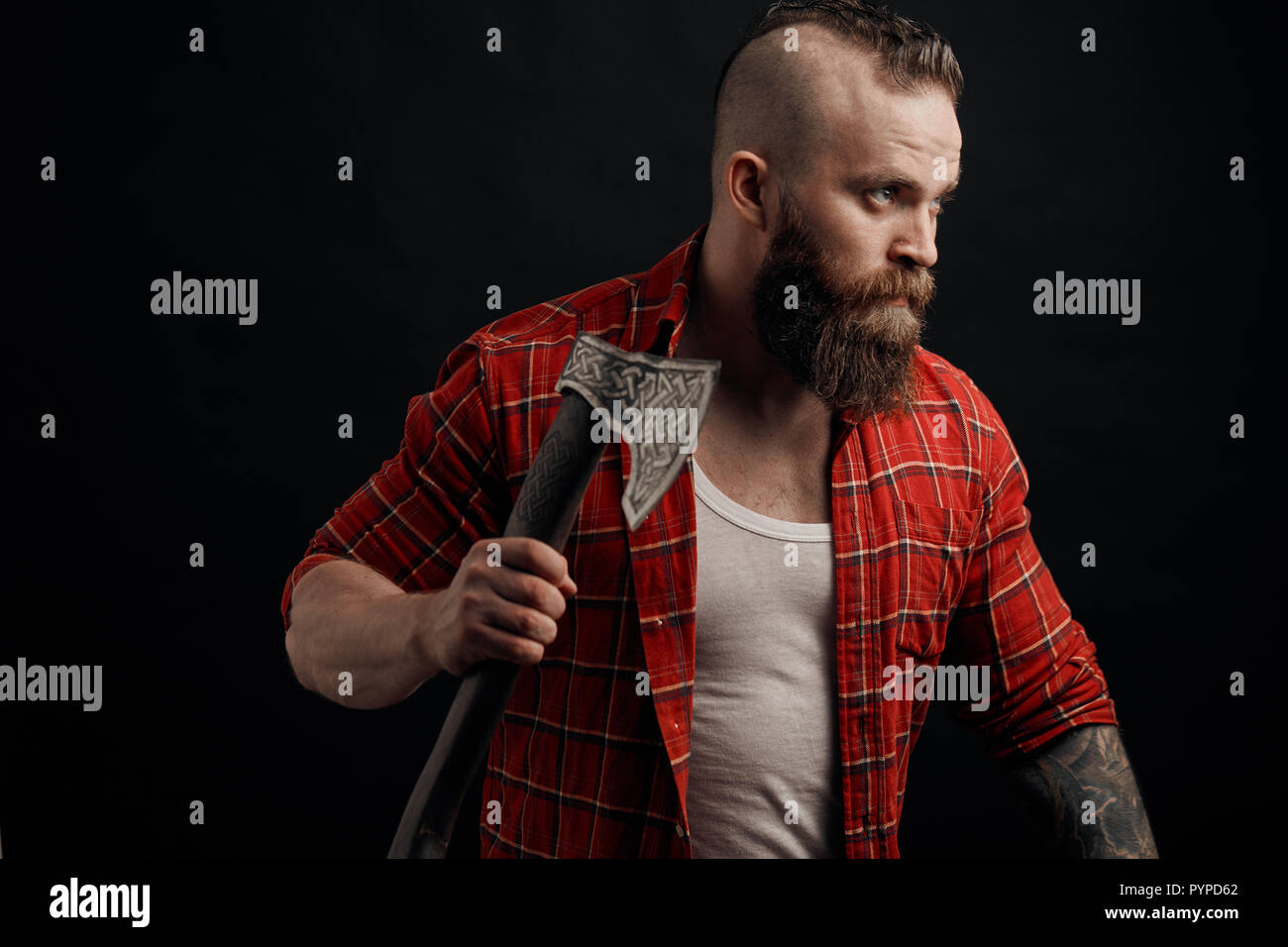 Agressive Holzfäller. bärtiger Mann mit Axt schwingend Stockfoto Agressive Holzfäller. bärtiger Mann mit Axt schwingend Stockfoto