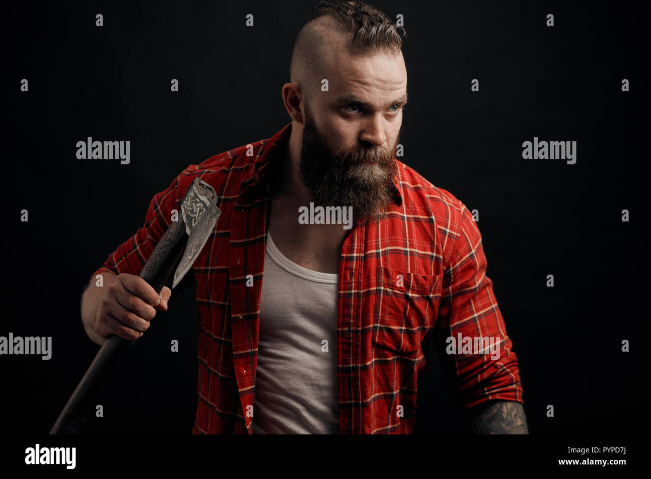 Agressive Holzfäller. bärtiger Mann mit Axt schwingend Stockfoto Agressive Holzfäller. bärtiger Mann mit Axt schwingend Stockfoto