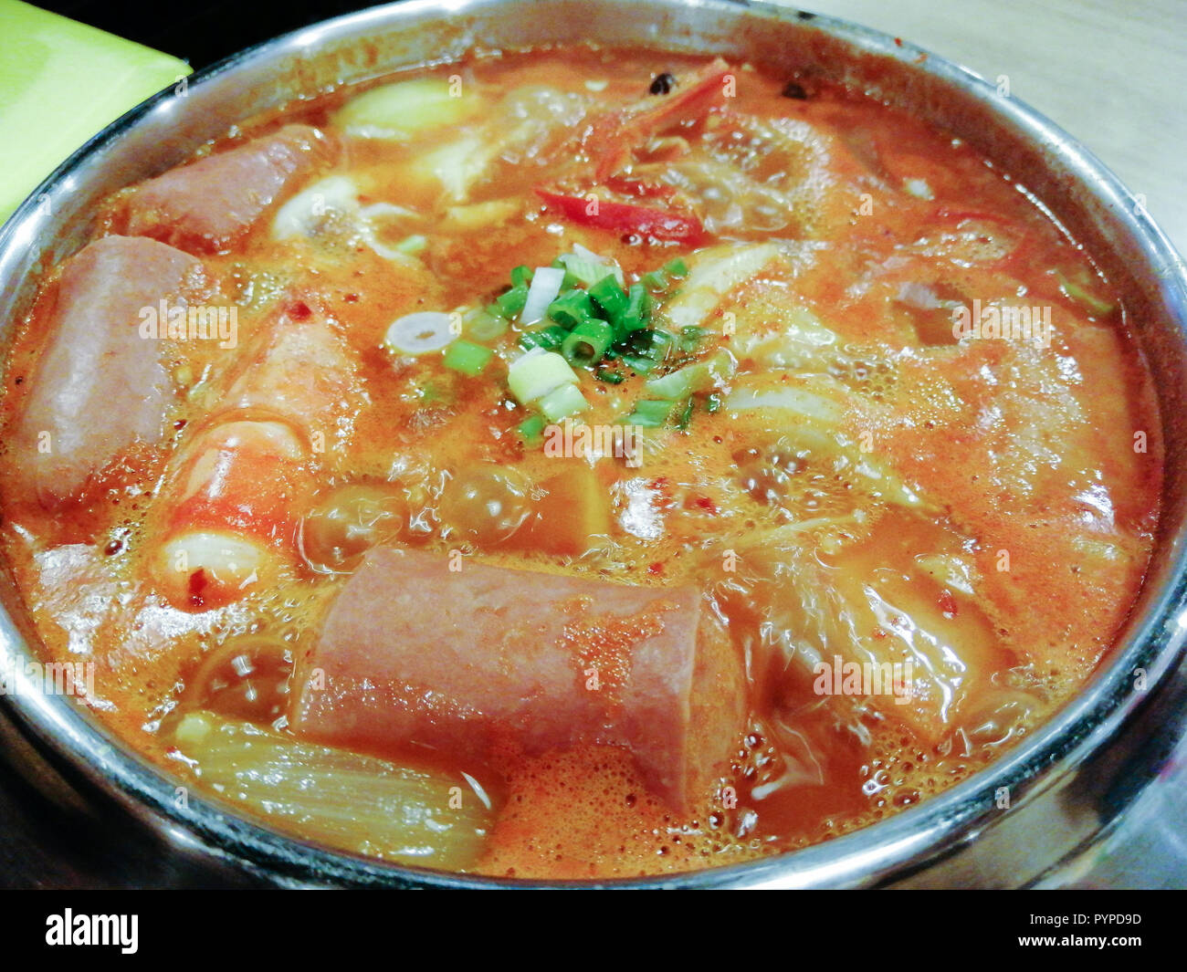 Leckeres koreanisches Essen Yukgaejang spicy Seafood Suppe, Yukgaejang Hot Pot ist Koreanisch Eintopf mit Kimchi, Nudeln, Schinken, Wurst, Muscheln, Garnelen und Gemüse gemacht Stockfoto