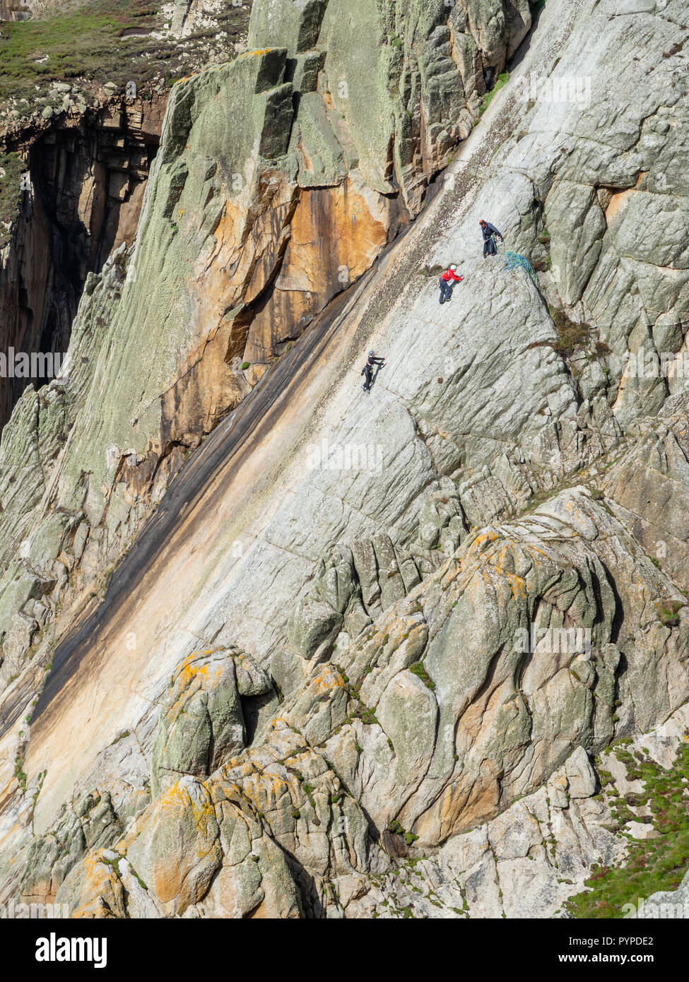 Kletterer auf die schiere Gesicht von Des Teufels schieben Sie die längste Granitplatte klettern in Europa - Lundy Island aus Devon, Großbritannien Stockfoto