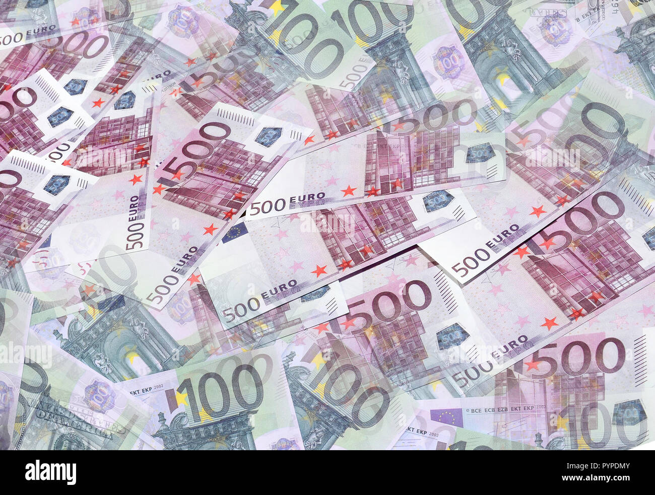 Eine Collage aus vielen Bildern von Hunderte von Dollar und Euro Rechnungen in einem Haufen Lügen Stockfoto