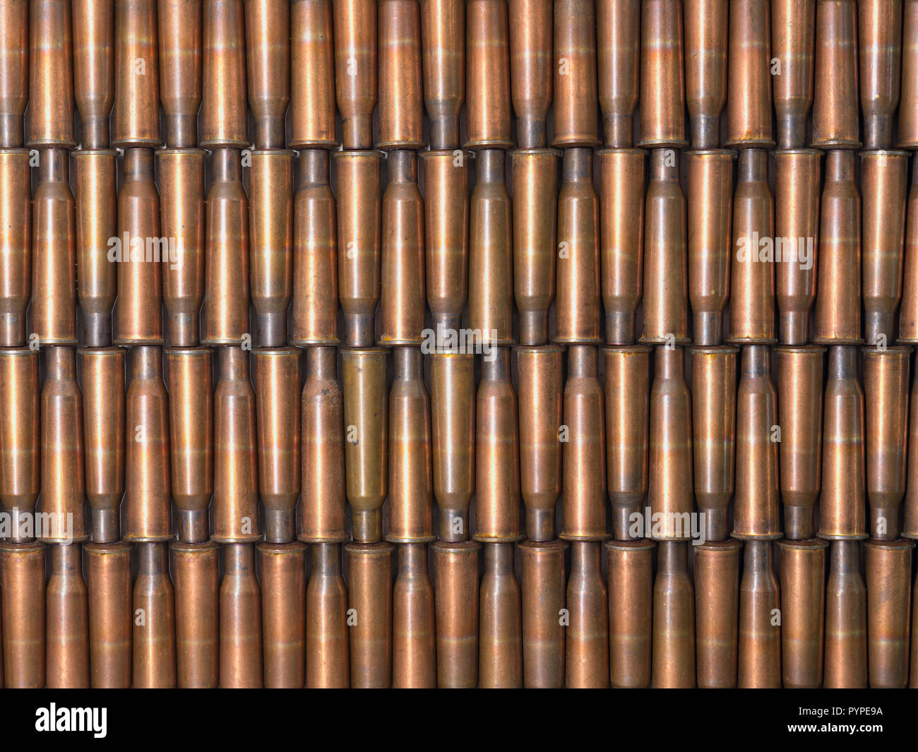 Textur aus alten Messing bullet Tanks in Zeilen angeordnet Stockfoto