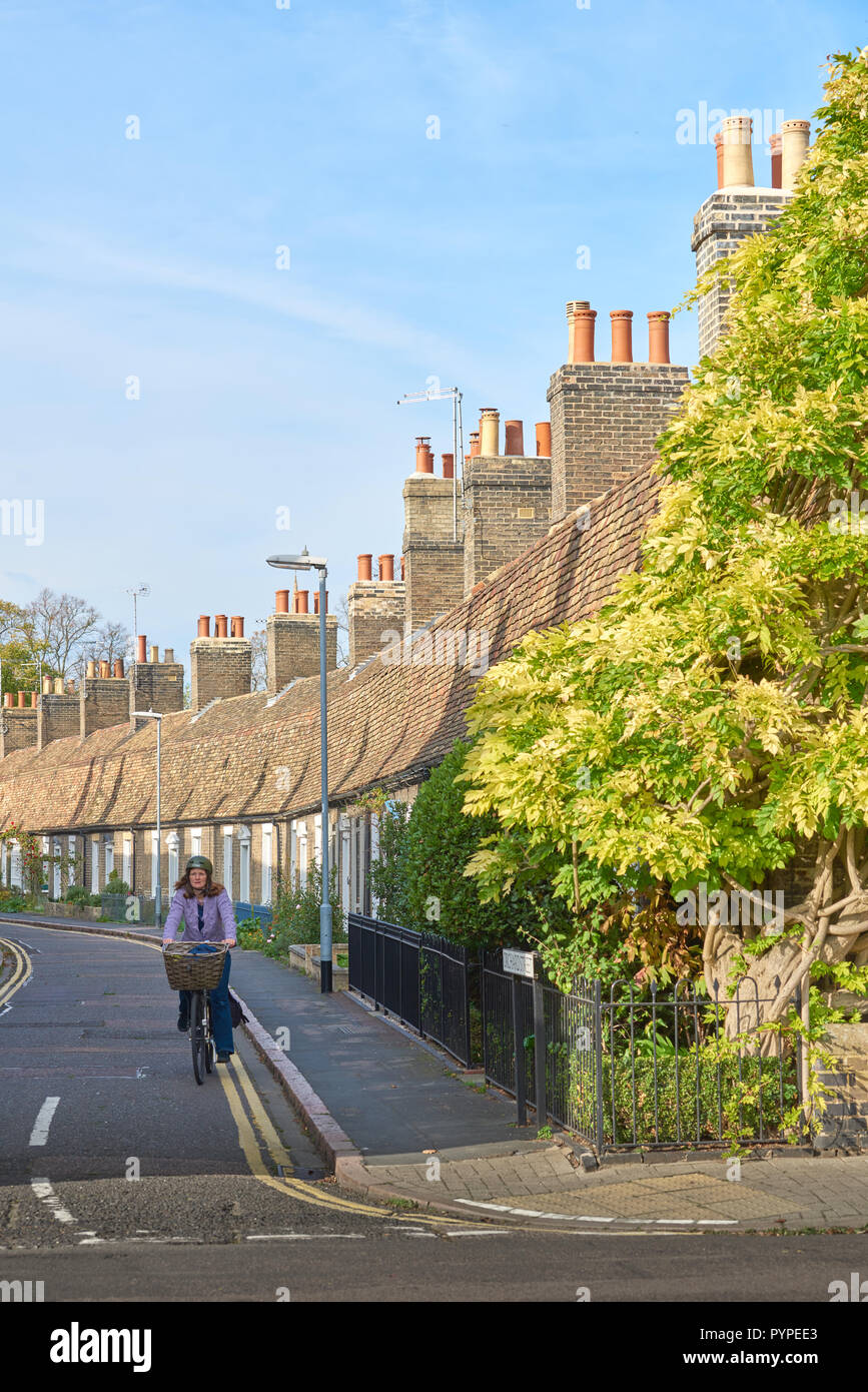 Eine Reihe von terrassenförmig angelegten Cottages mit steilen Dächern und hohen Schornsteinen auf der Orchard Street, in der Nähe der Innenstadt von Cambridge, England. Stockfoto