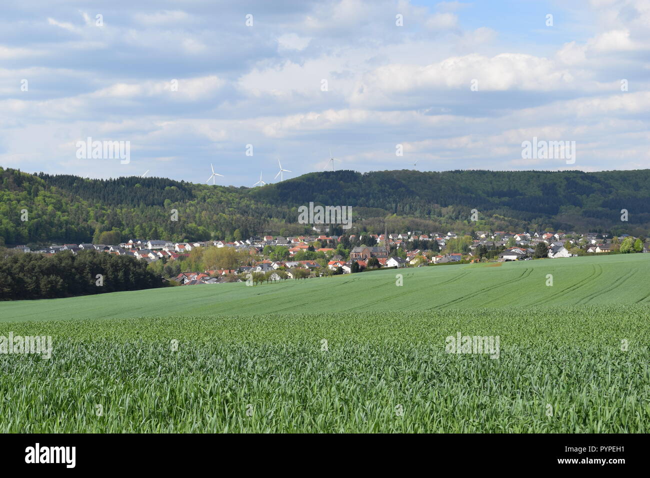 Frühling in Reimsbach im Jahr 2018 gesehen aus dem Südwesten in Richtung der Stadt. Frùhling in Reimsbach in dem Jahr 2015. Stockfoto