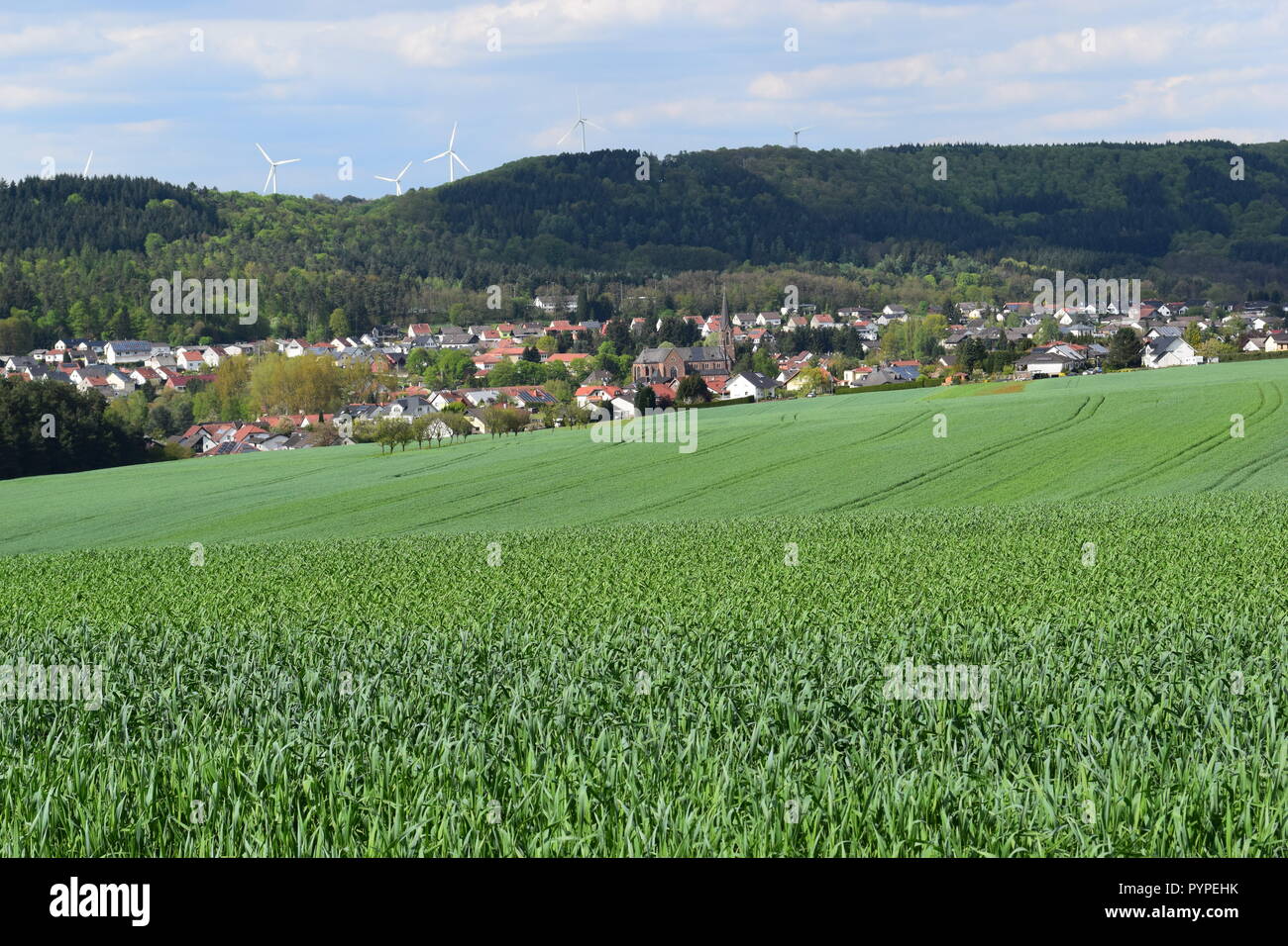 Frühling in Reimsbach im Jahr 2018 gesehen aus dem Südwesten in Richtung der Stadt. Frùhling in Reimsbach in dem Jahr 2015. Stockfoto
