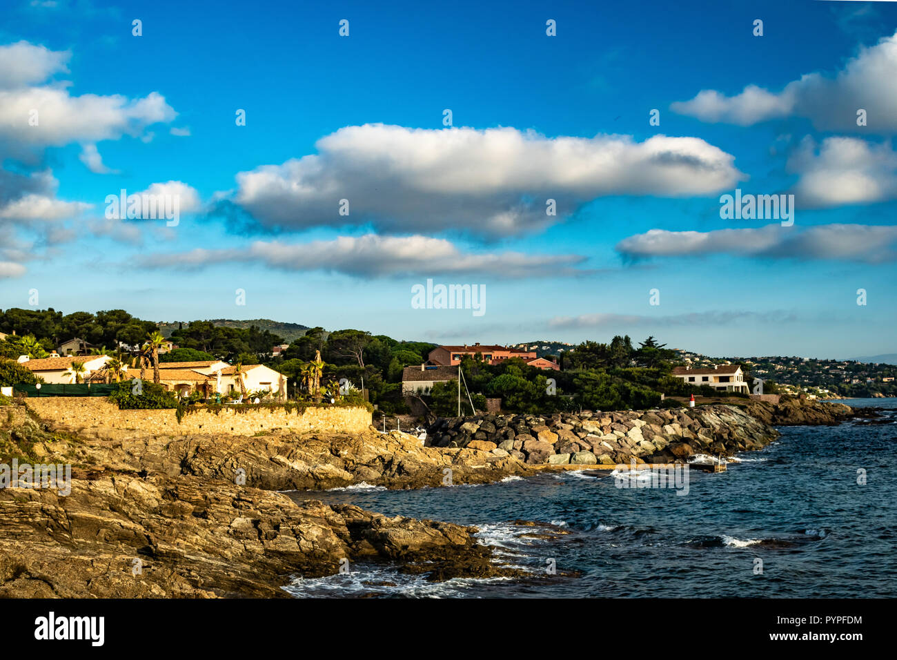 Sonnige Schuß von der Landspitze Pointe du corsaire in der nähe von Frejus Frankreich Stockfoto