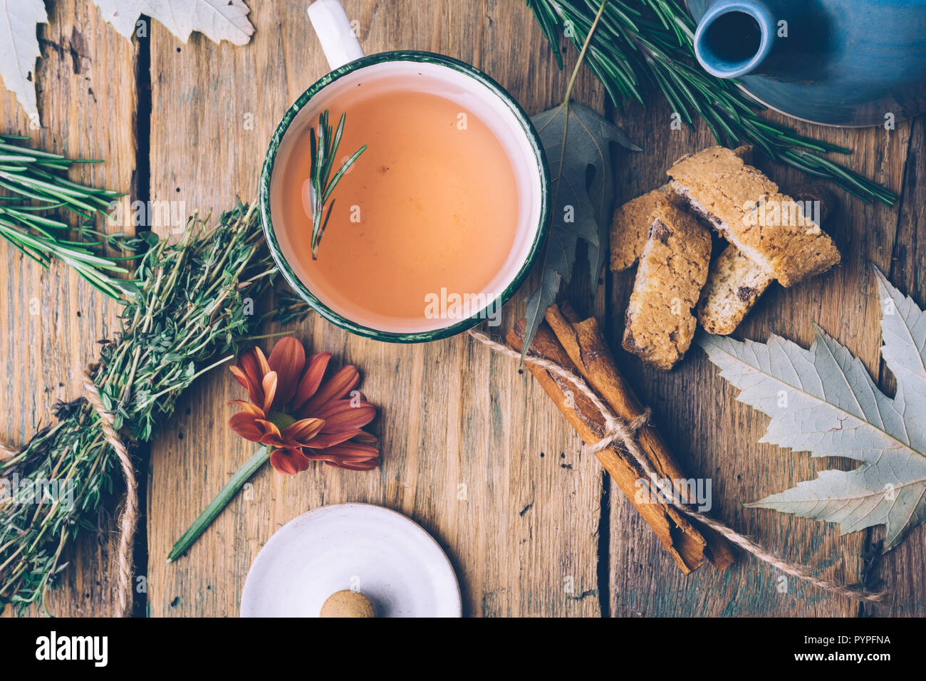 Rosmarin und Thymian Kräuter Tee fallen. Alte Holz- Hintergrund mit Teekanne,  Tasse, Kräuter und Blätter. Entspannen Sie sich und friedliche Stimmung  Stockfotografie - Alamy